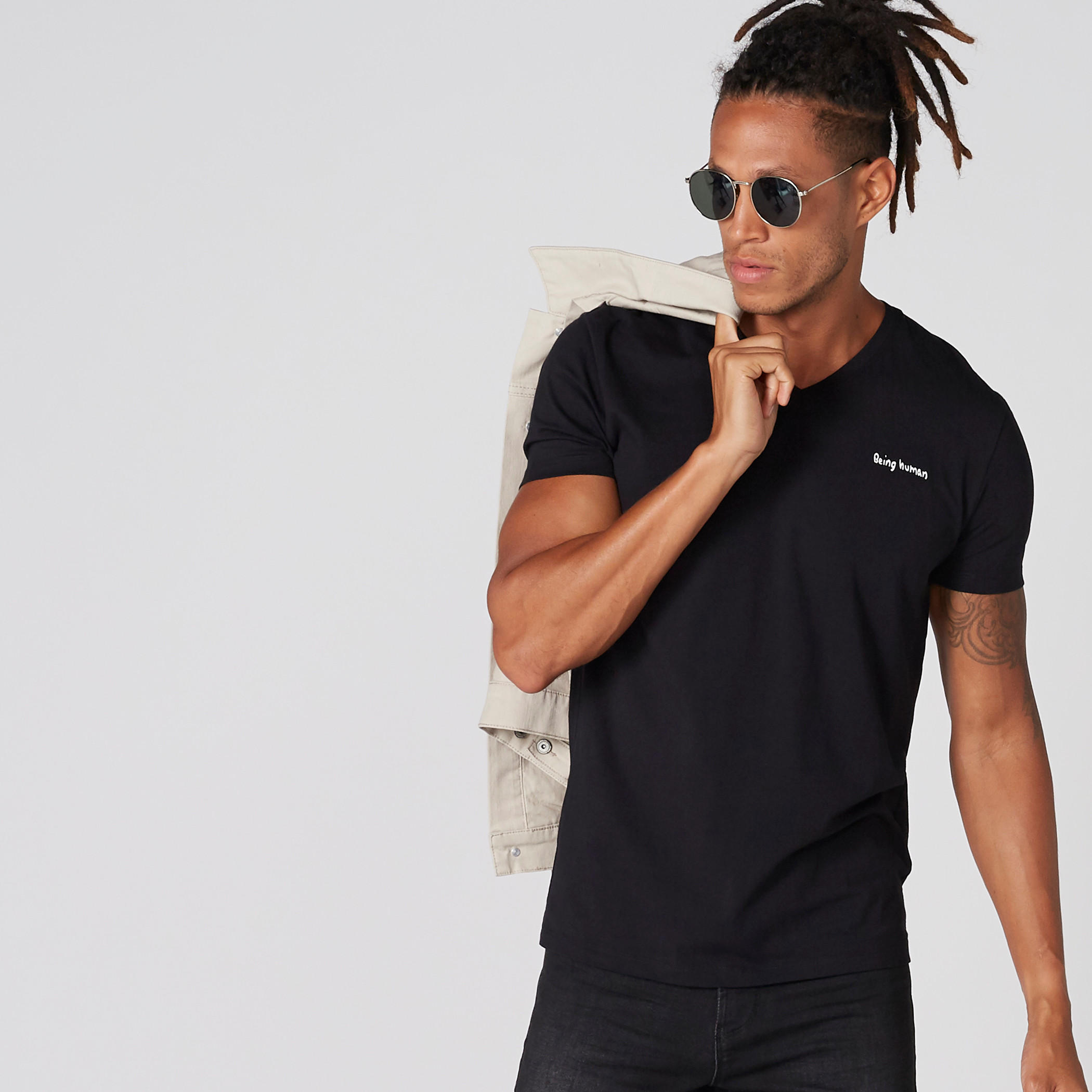 تيشيرت بياقة V وأكمام قصيرة من بيينج هيومان-men-clothing-tshirtsandpolos-tshirts-image-1