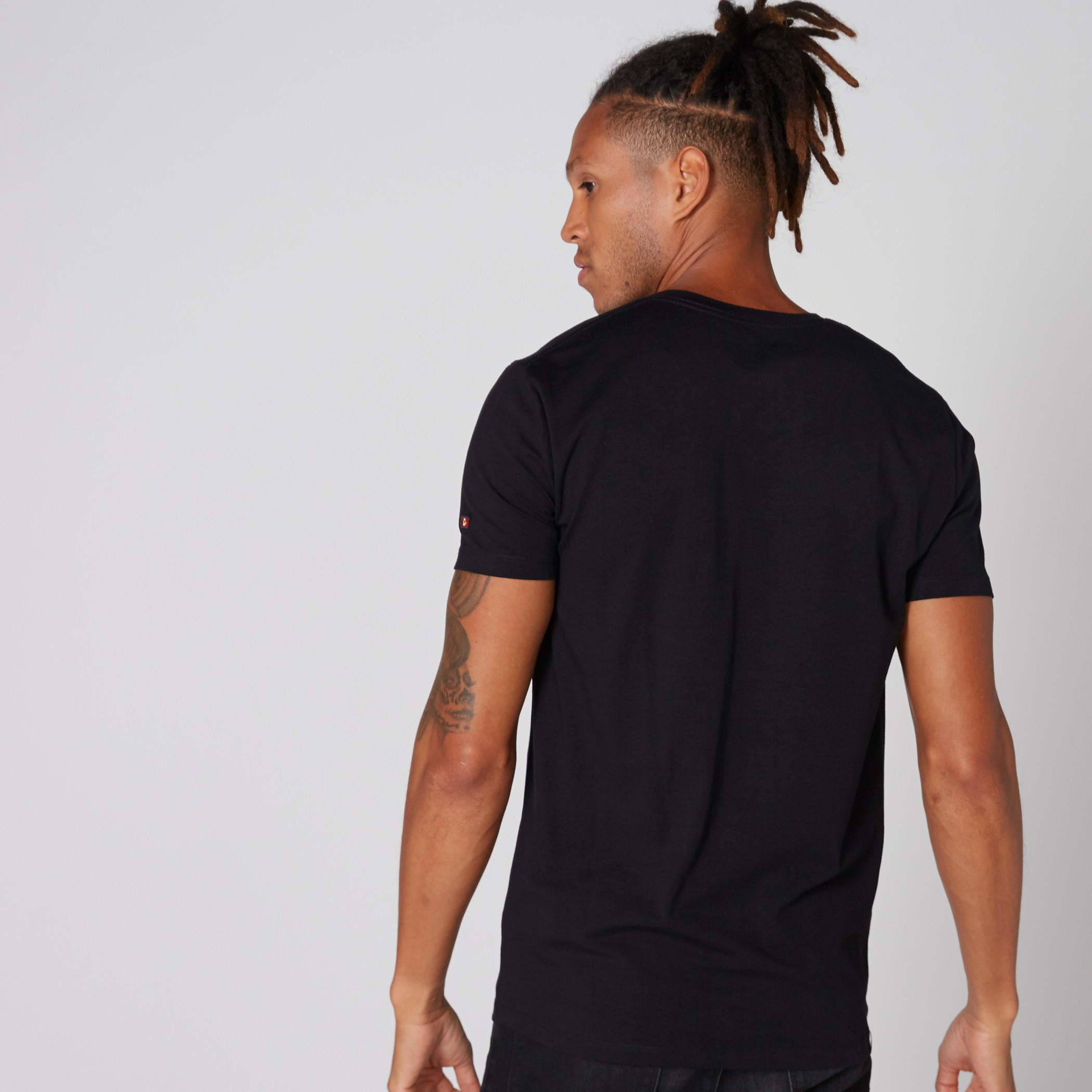 تيشيرت بياقة V وأكمام قصيرة من بيينج هيومان-men-clothing-tshirtsandpolos-tshirts-image-2