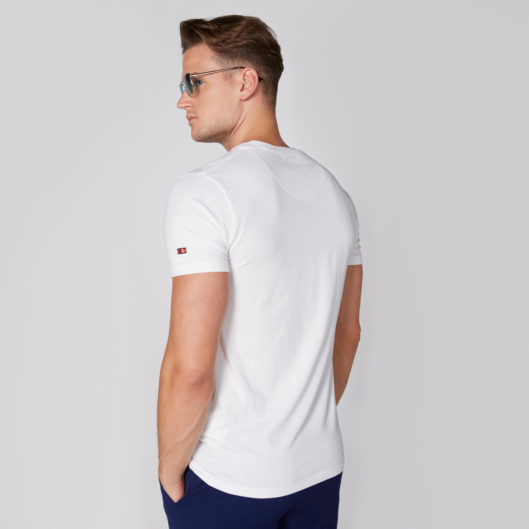 تيشيرت بياقة V وأكمام قصيرة من بيينج هيومان-men-clothing-tshirtsandpolos-tshirts-image-1
