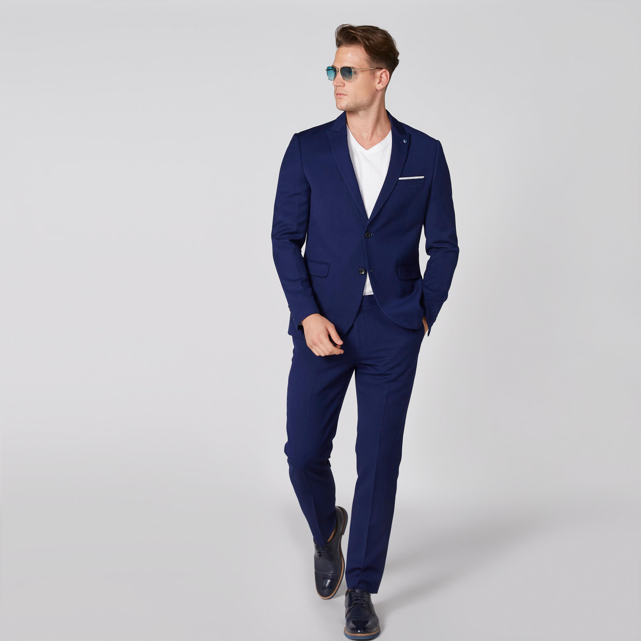 تيشيرت بياقة V وأكمام قصيرة من بيينج هيومان-men-clothing-tshirtsandpolos-tshirts-image-2