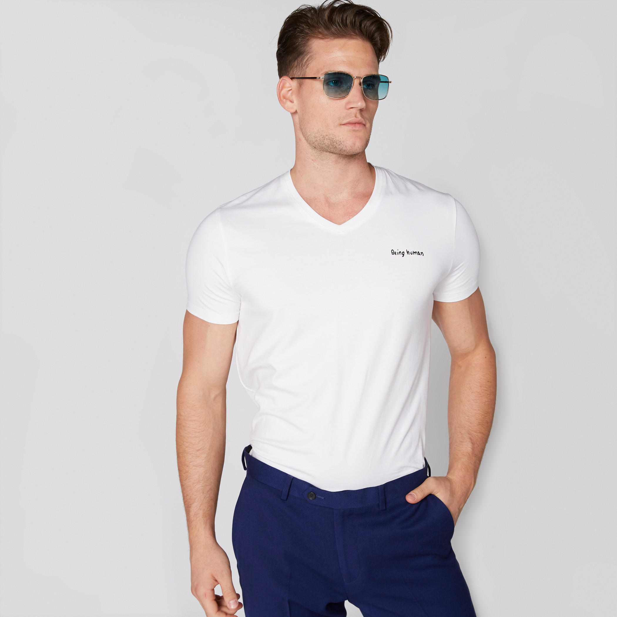 تيشيرت بياقة V وأكمام قصيرة من بيينج هيومان-men-clothing-tshirtsandpolos-tshirts-image-3