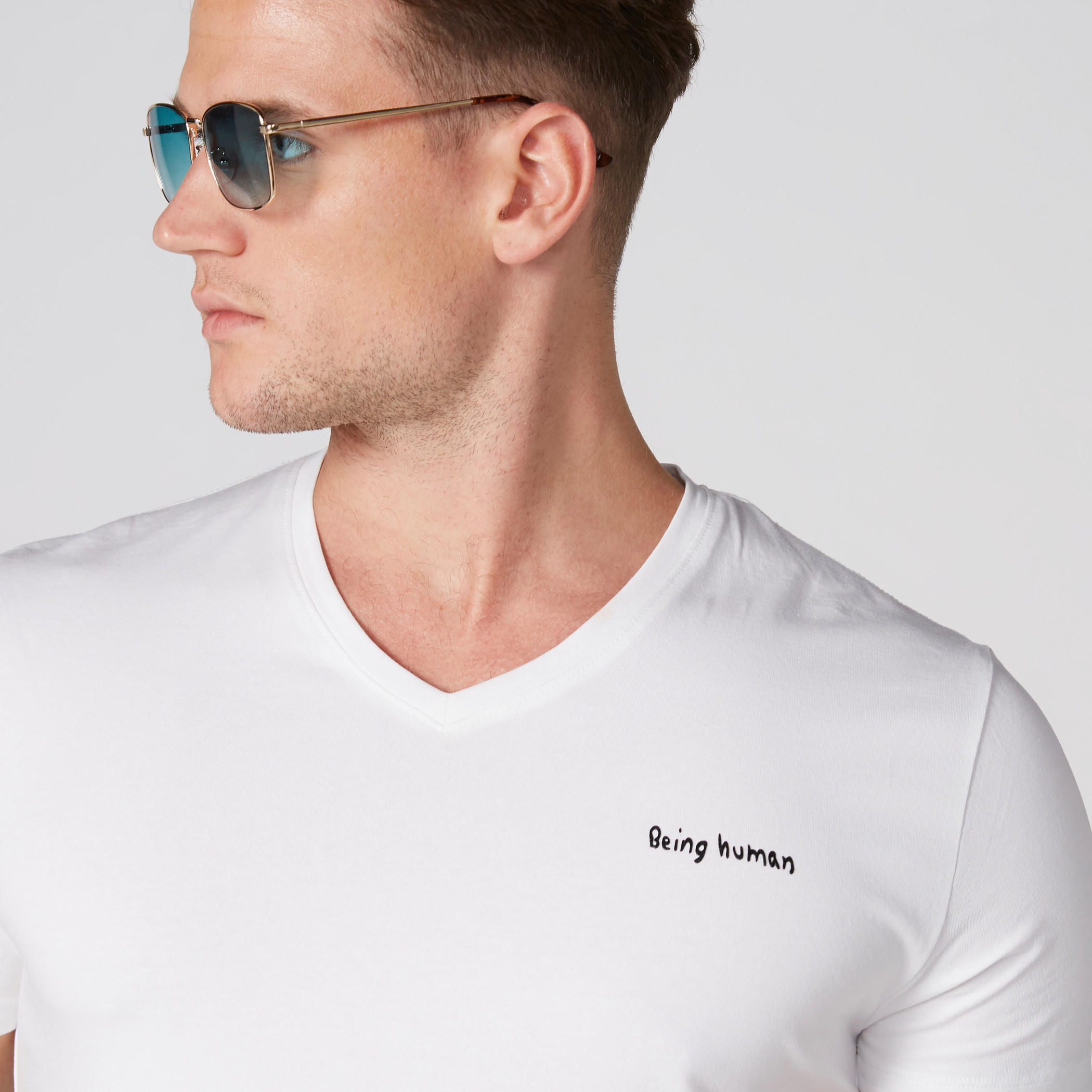 تيشيرت بياقة V وأكمام قصيرة من بيينج هيومان-men-clothing-tshirtsandpolos-tshirts-image-4