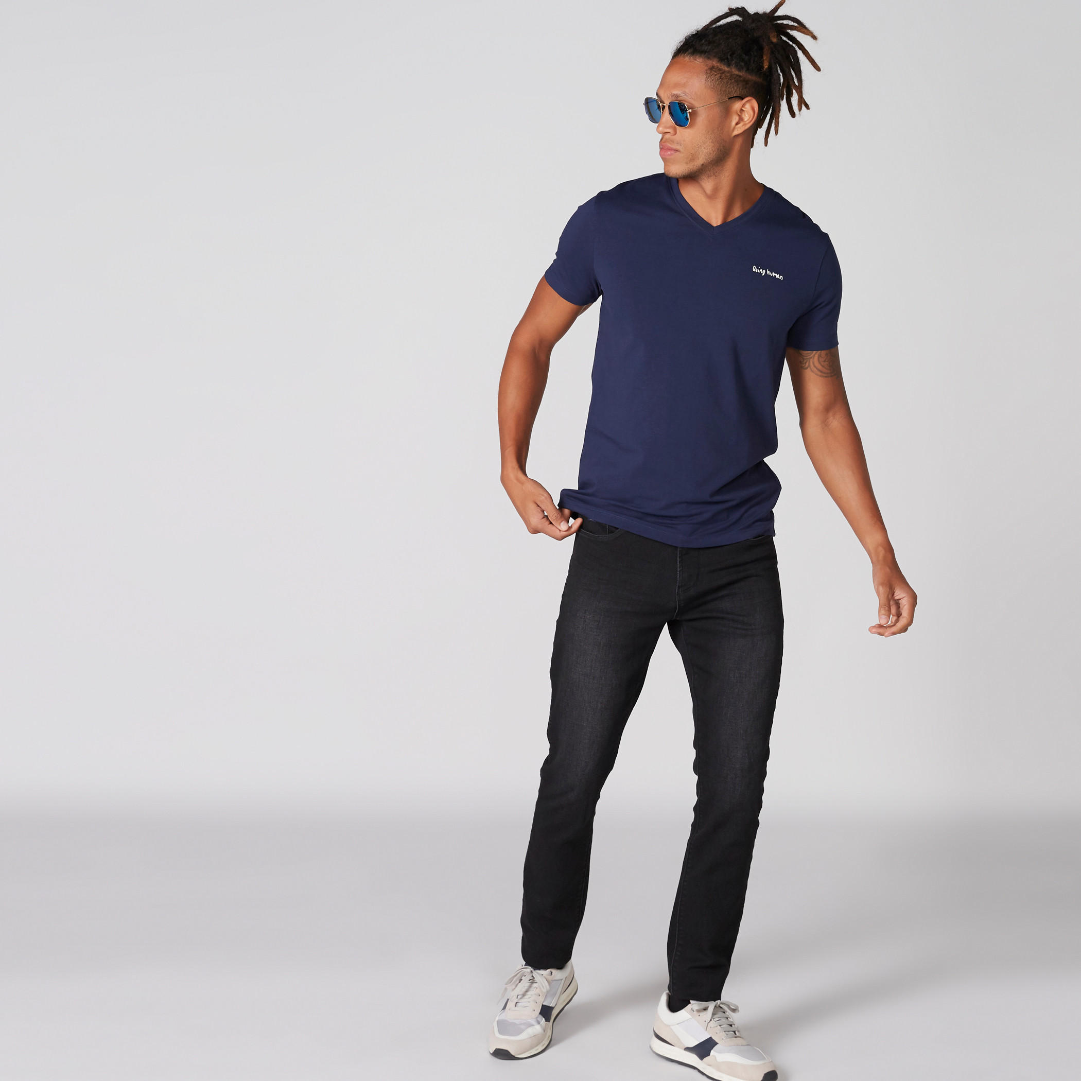 تيشيرت بياقة V وأكمام قصيرة من بيينج هيومان-men-clothing-tshirtsandpolos-tshirts-image-1