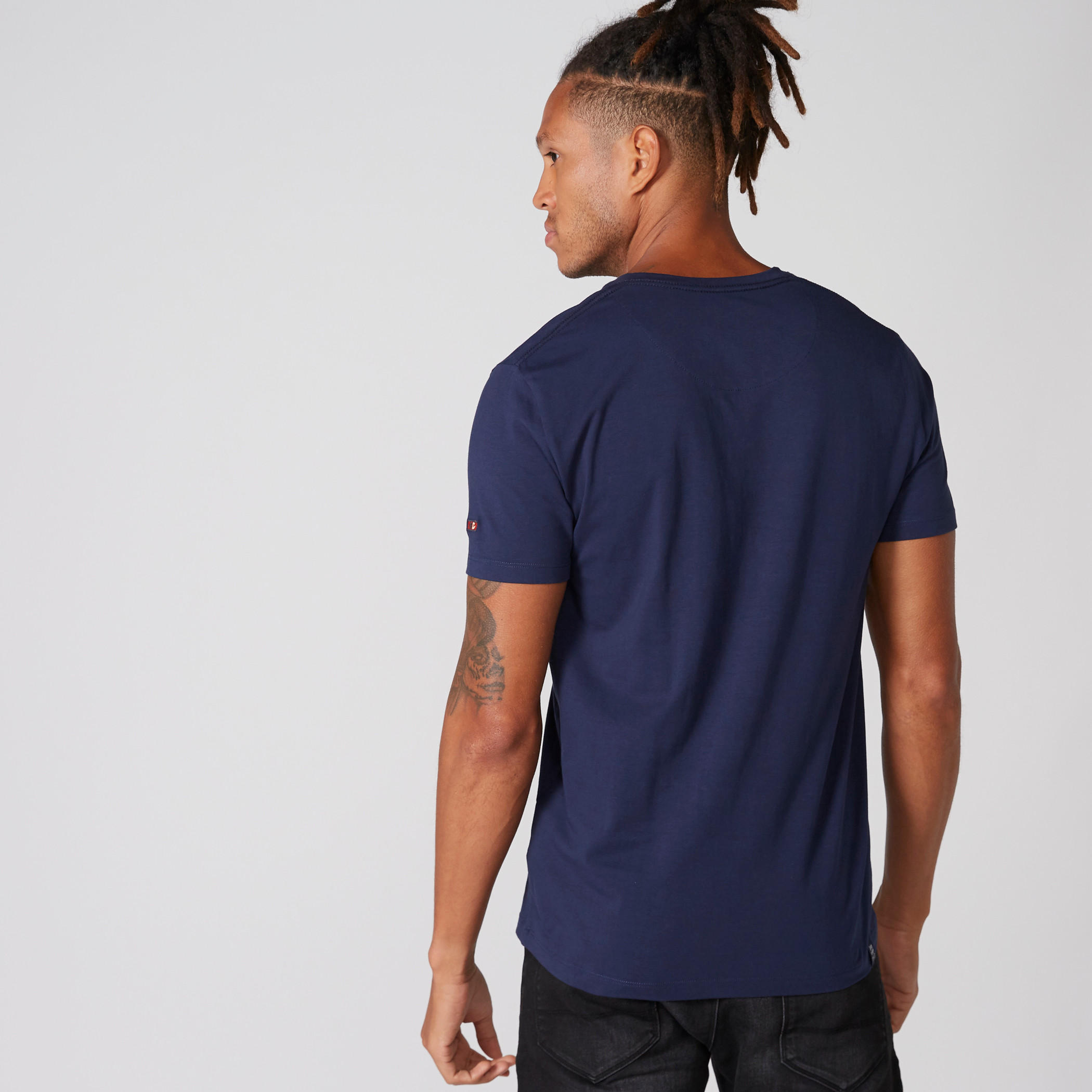 تيشيرت بياقة V وأكمام قصيرة من بيينج هيومان-men-clothing-tshirtsandpolos-tshirts-image-2