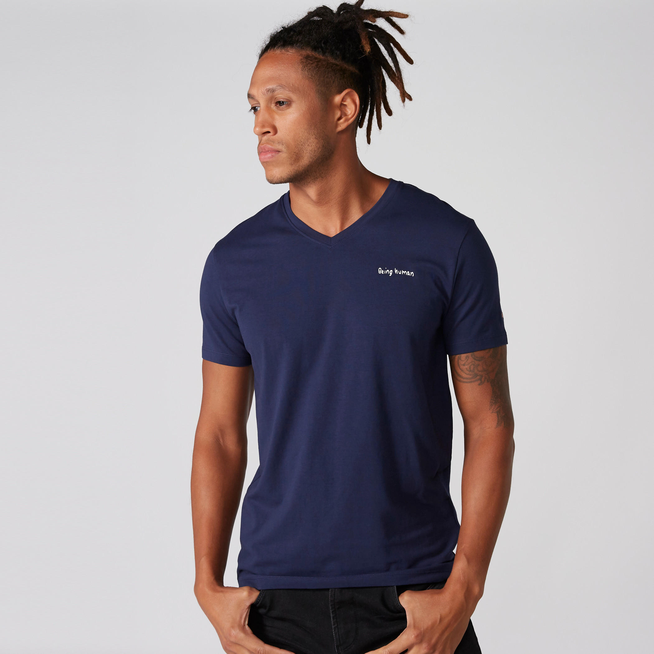 تيشيرت بياقة V وأكمام قصيرة من بيينج هيومان-men-clothing-tshirtsandpolos-tshirts-image-3