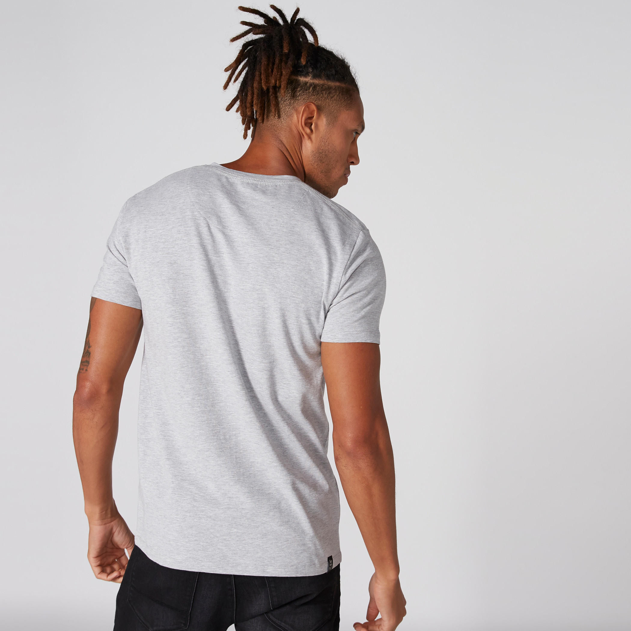 تيشيرت بياقة V وأكمام قصيرة من بيينج هيومان-men-clothing-tshirtsandpolos-tshirts-image-2