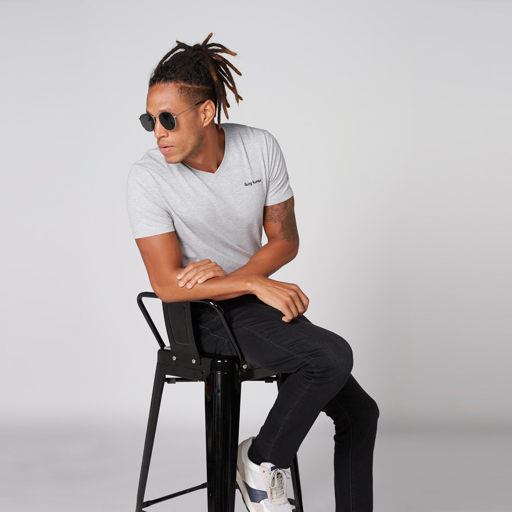 تيشيرت بياقة V وأكمام قصيرة من بيينج هيومان-men-clothing-tshirtsandpolos-tshirts-image-3