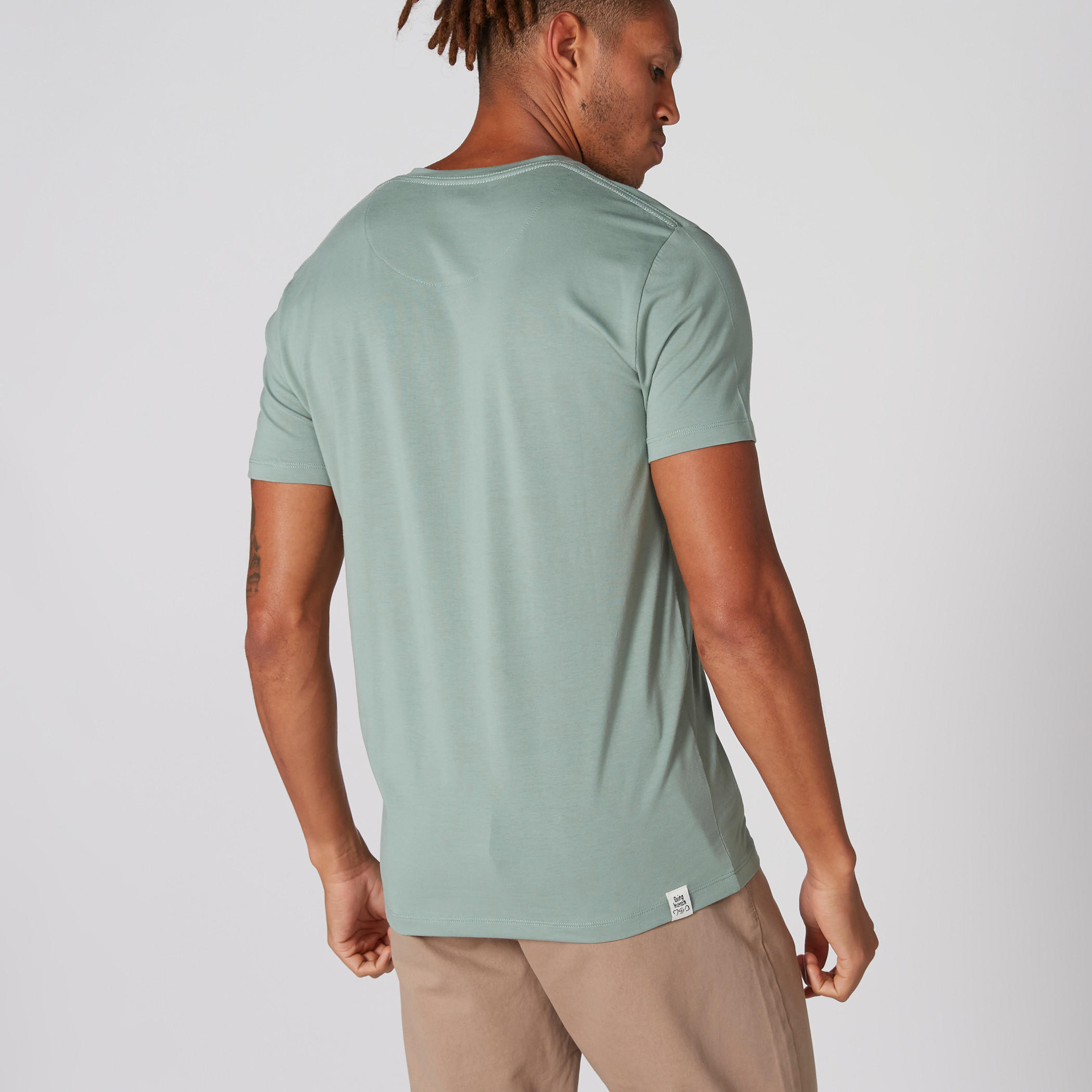 تيشيرت بياقة V وأكمام قصيرة من بيينج هيومان-men-clothing-tshirtsandpolos-tshirts-image-3