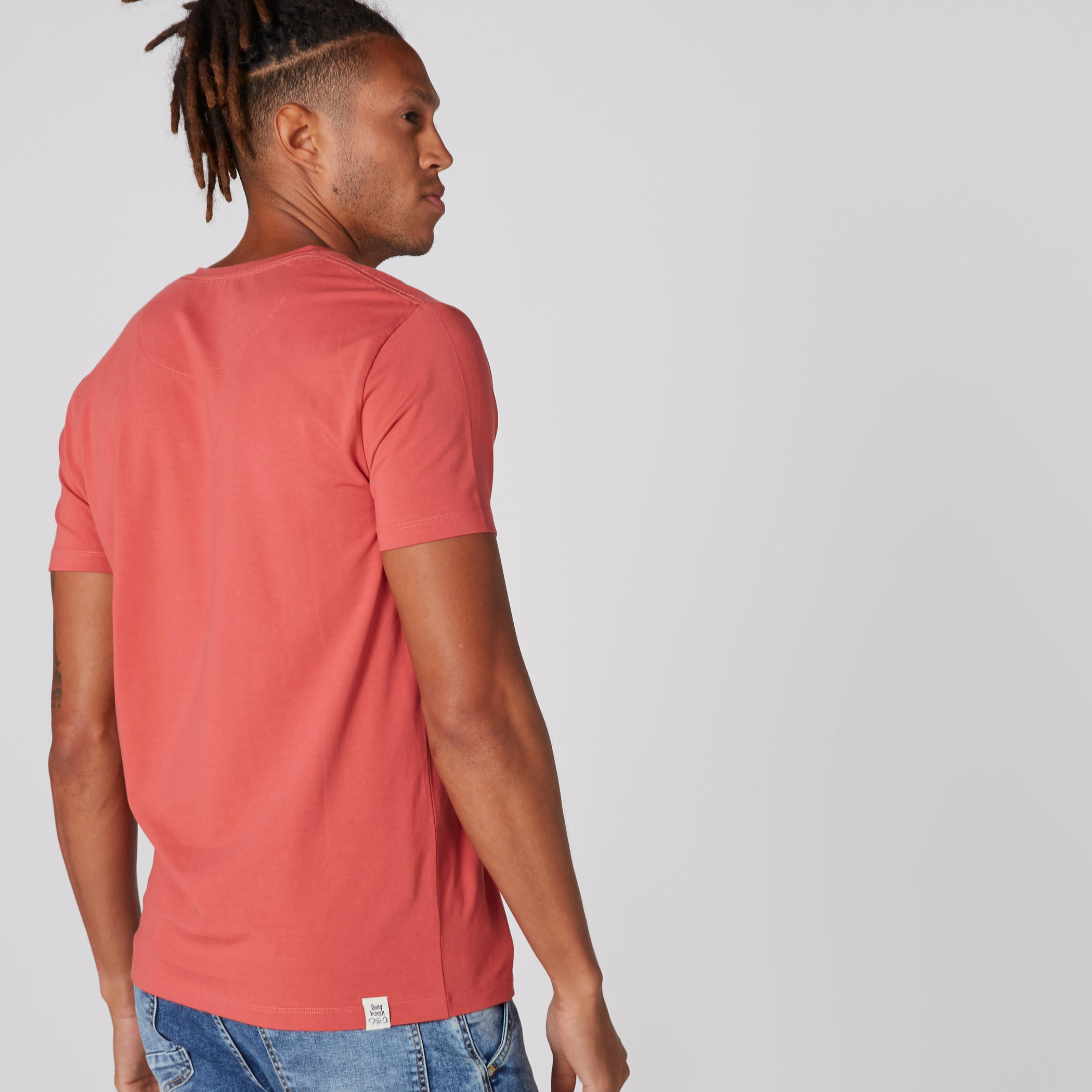 تيشيرت بياقة V وأكمام قصيرة من بيينج هيومان-men-clothing-tshirtsandpolos-tshirts-image-2