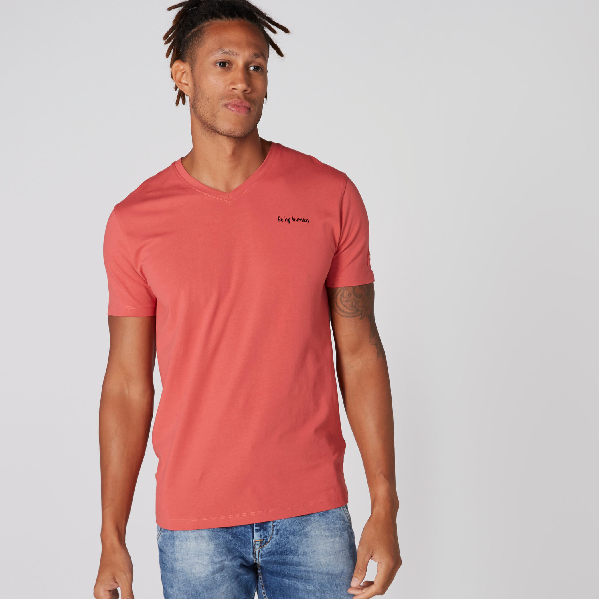 تيشيرت بياقة V وأكمام قصيرة من بيينج هيومان-men-clothing-tshirtsandpolos-tshirts-image-3
