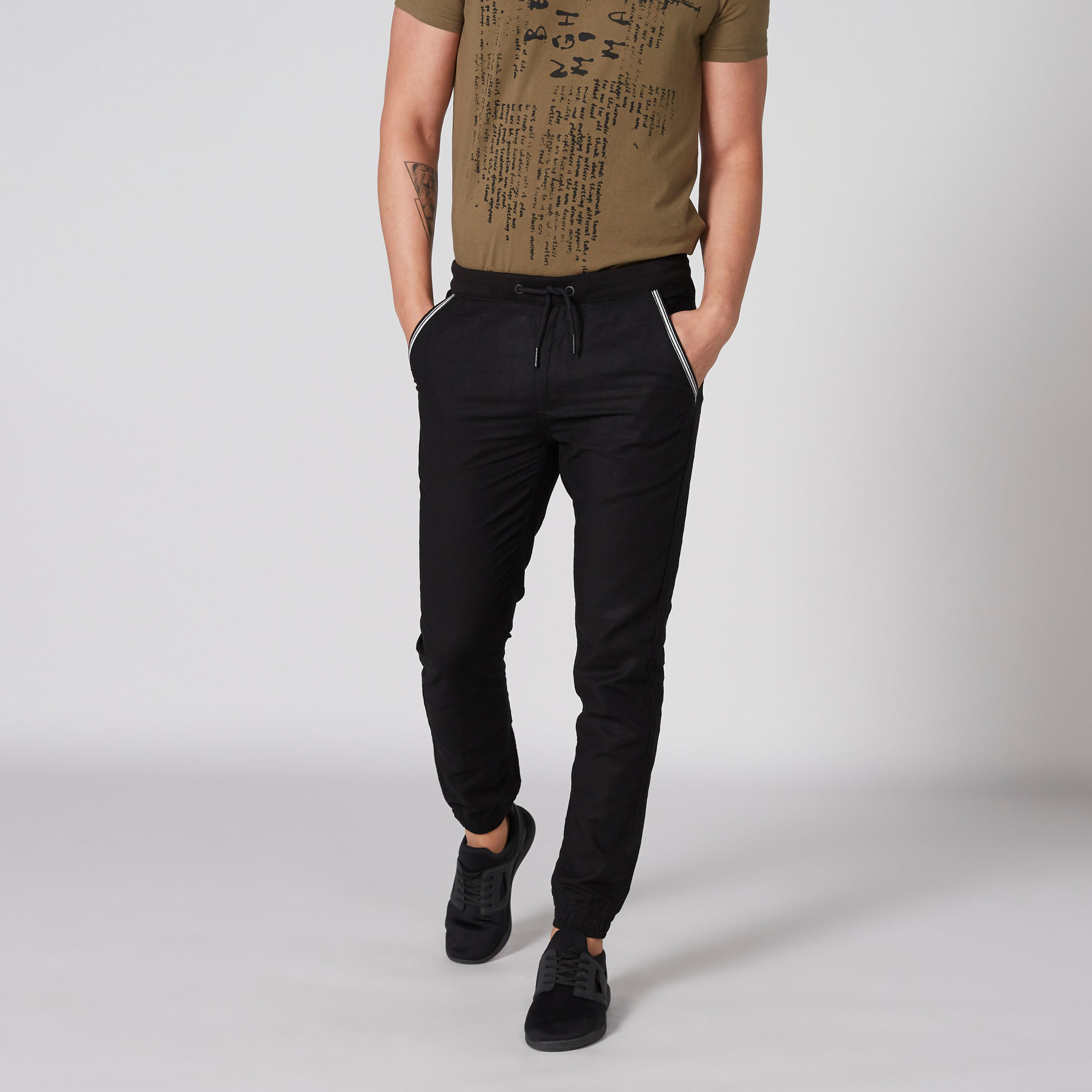 بنطال رياضي بخصر مطّاطي وجيوب من بيينج هيومان-men-clothing-bottoms-joggers-image-1