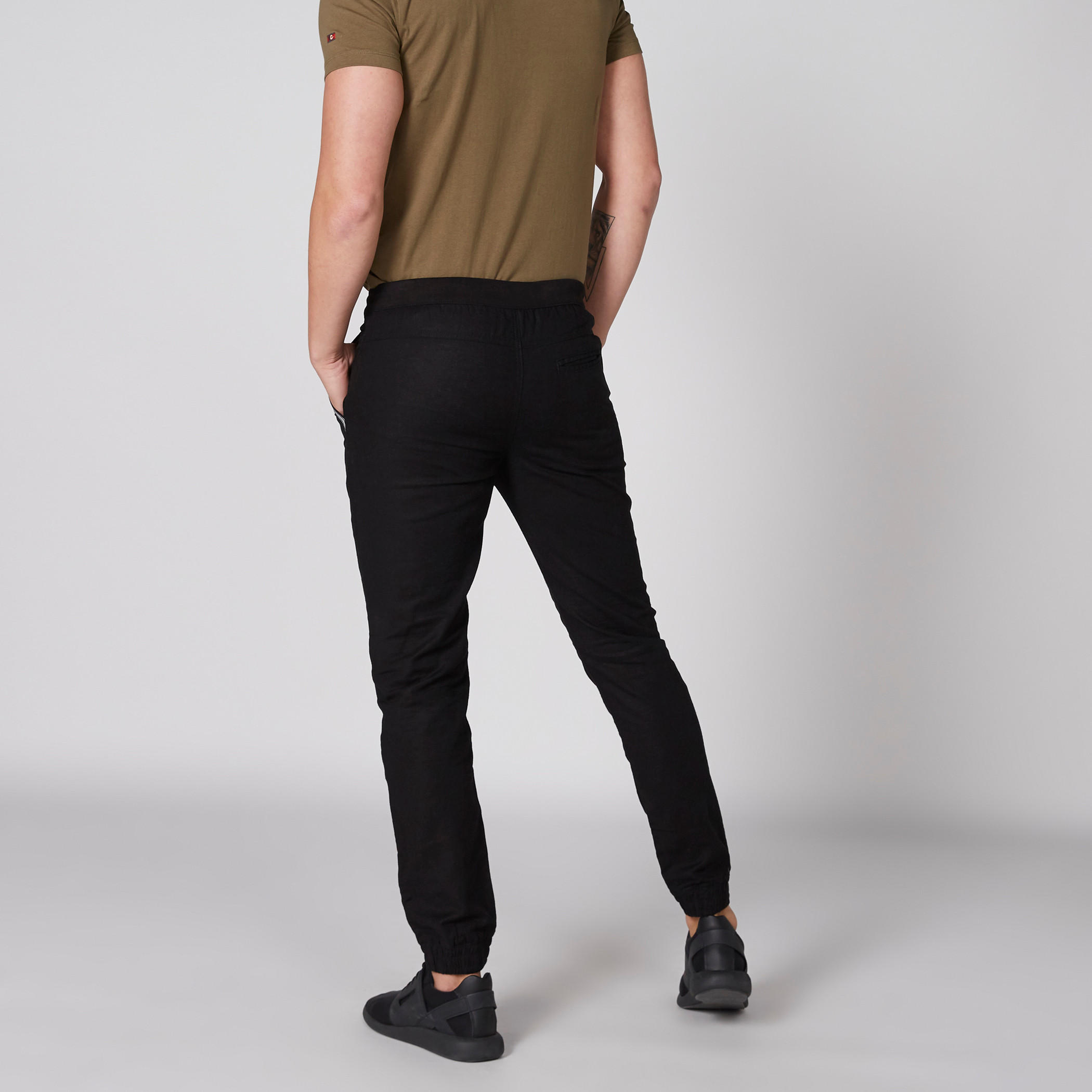 بنطال رياضي بخصر مطّاطي وجيوب من بيينج هيومان-men-clothing-bottoms-joggers-image-2