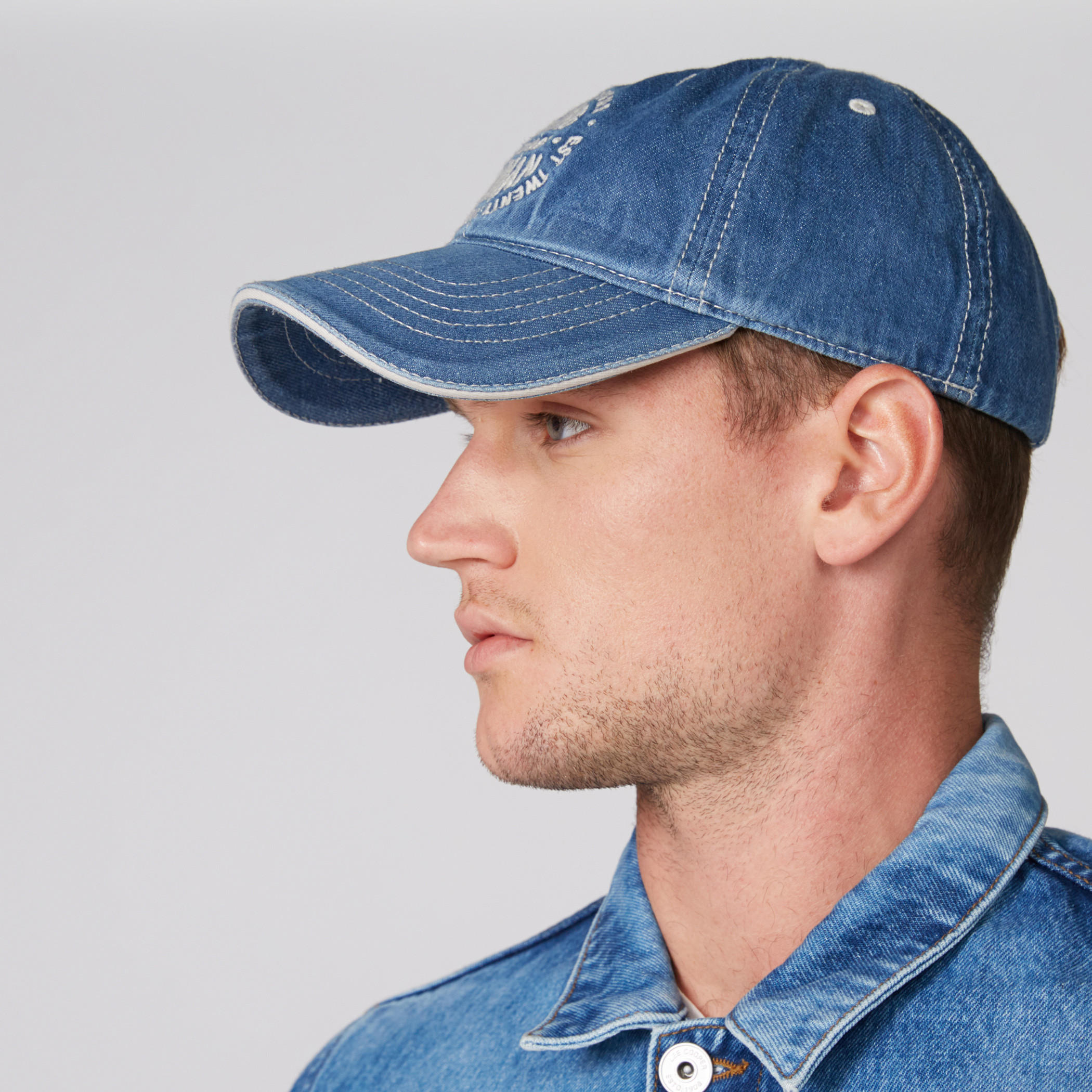 قبعة كاب مطرّزة بثنية إغلاق من بيينج هيومان-men-caps-image-3