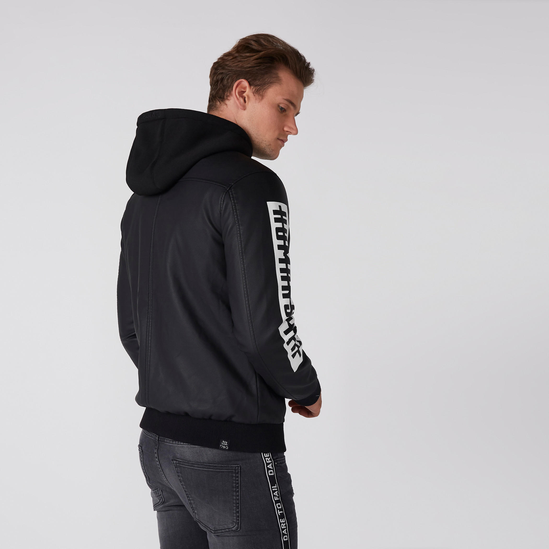 جاكيت بأكمام طويلة وسحّاب إغلاق وقبعة وطبعات بيينج هيومن-men-clothing-jacketsandblazers-jackets-image-1