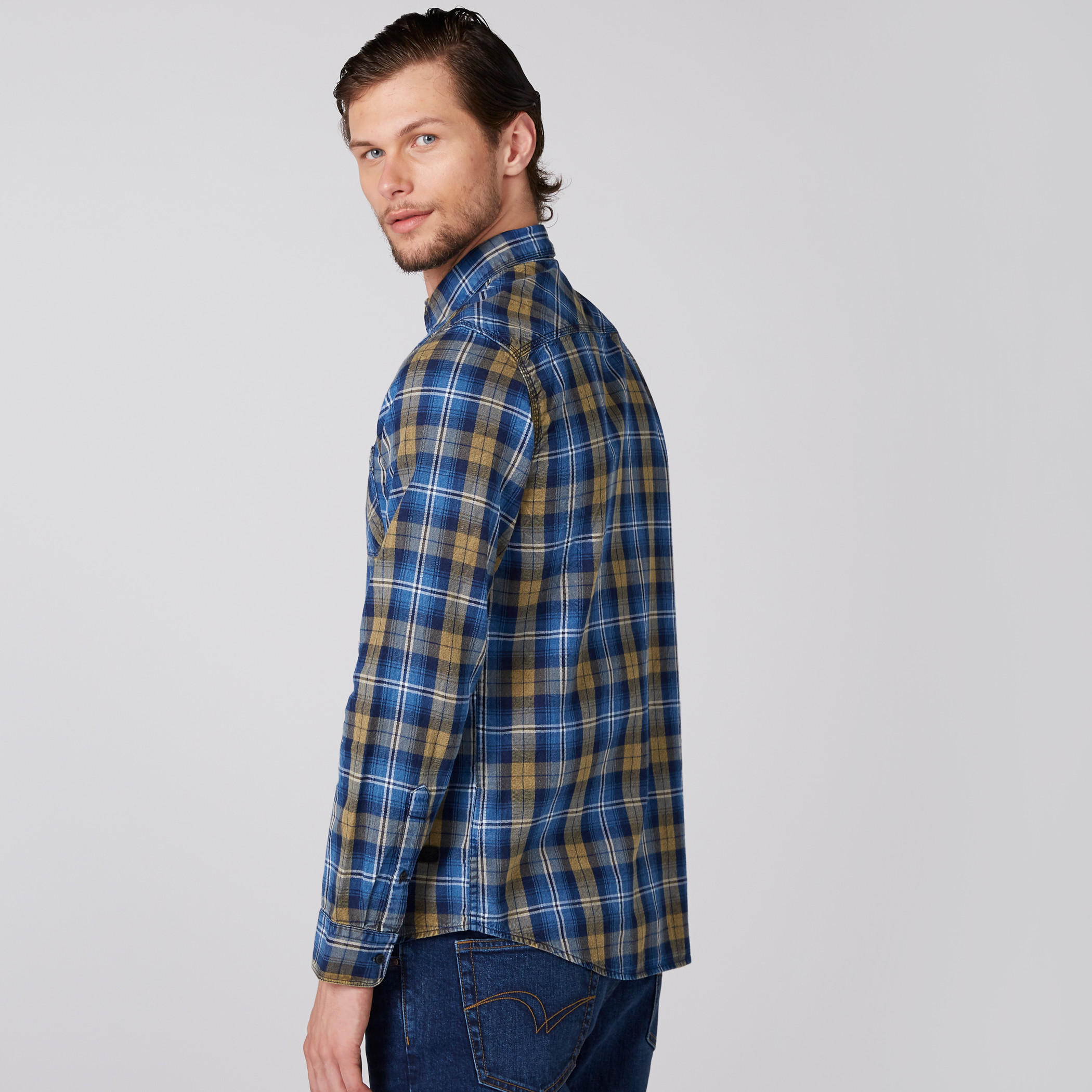 قميص كاروهات بأكمام طويلة وأزرار من بيينج هيومان-men-clothing-shirts-image-2