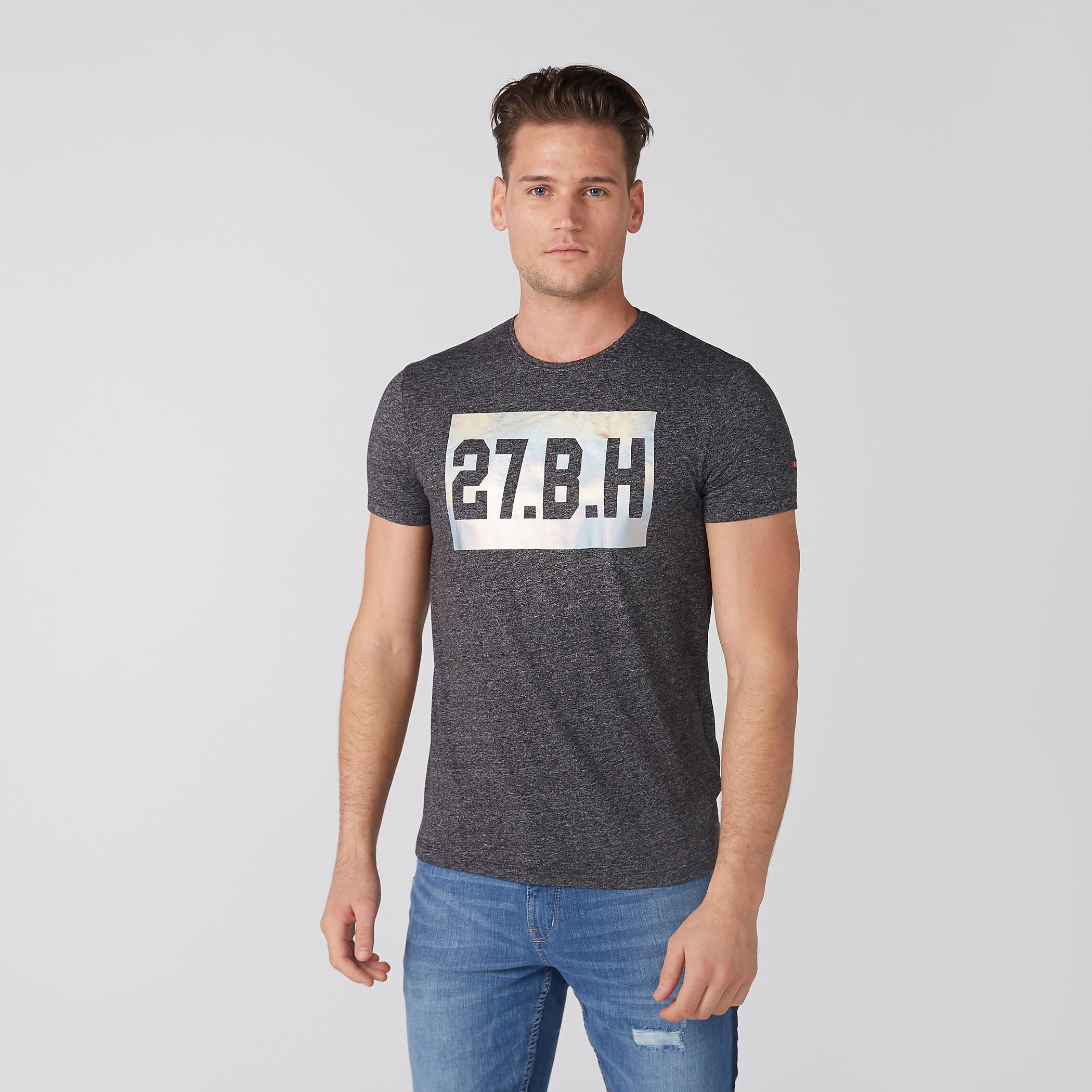 تيشيرت بطبعات وياقة ضيقة وأكمام طويلة-men-clothing-tshirtsandpolos-tshirts-image-1