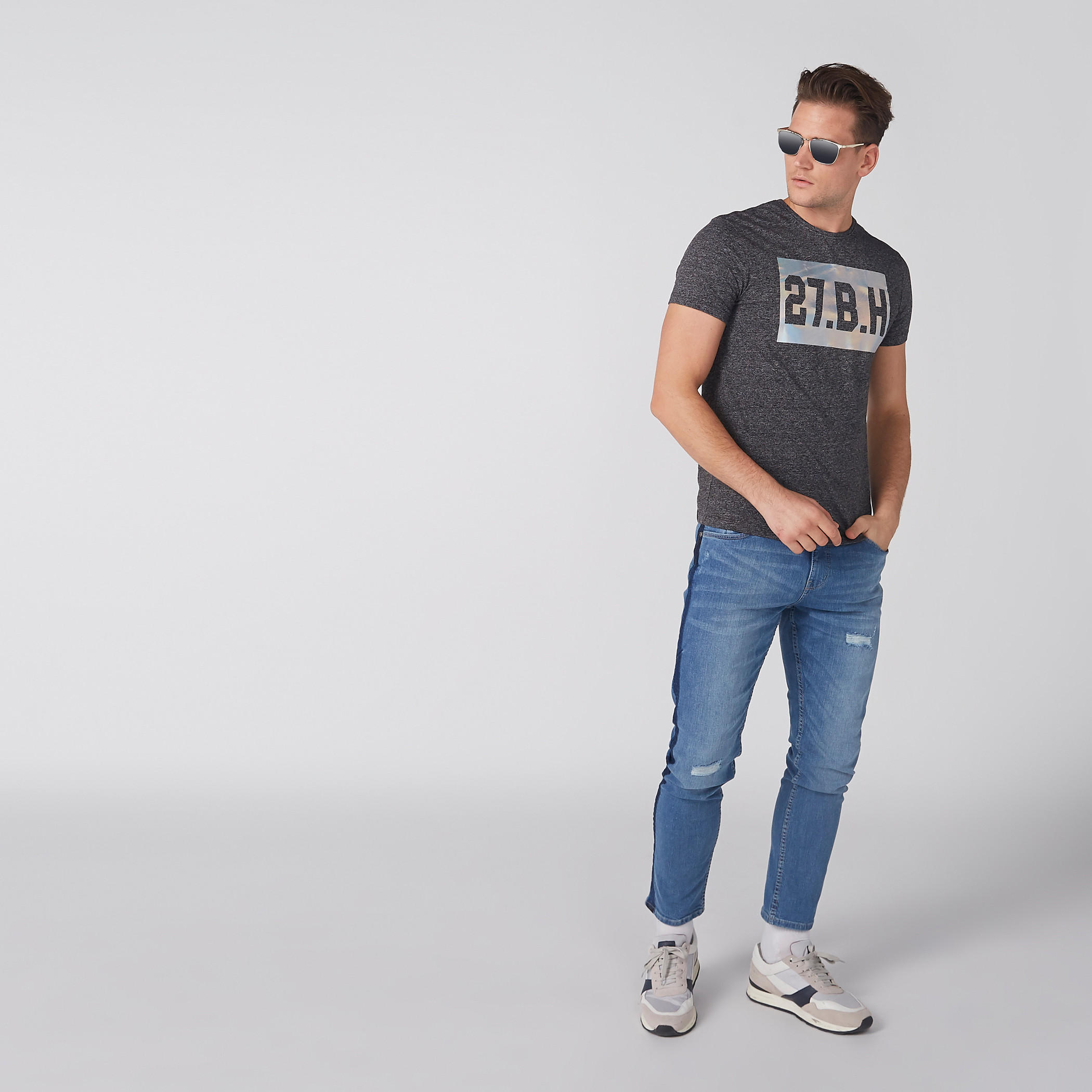 تيشيرت بطبعات وياقة ضيقة وأكمام طويلة-men-clothing-tshirtsandpolos-tshirts-image-2