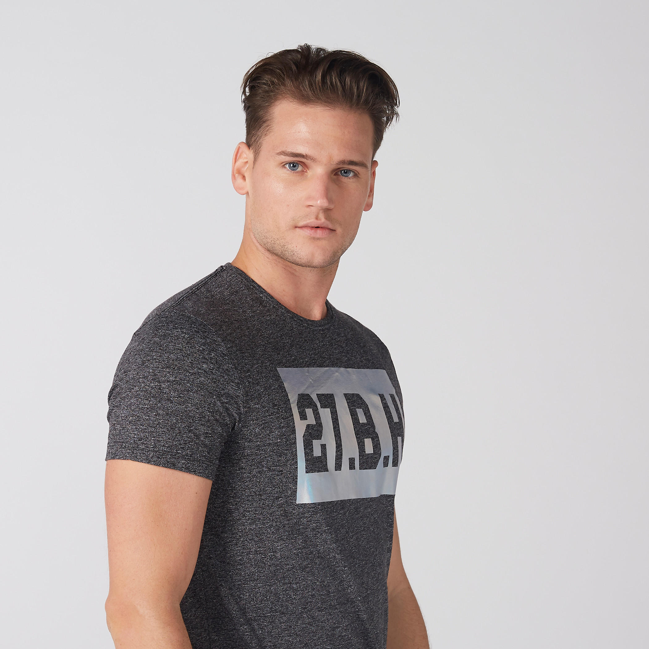 تيشيرت بطبعات وياقة ضيقة وأكمام طويلة-men-clothing-tshirtsandpolos-tshirts-image-3