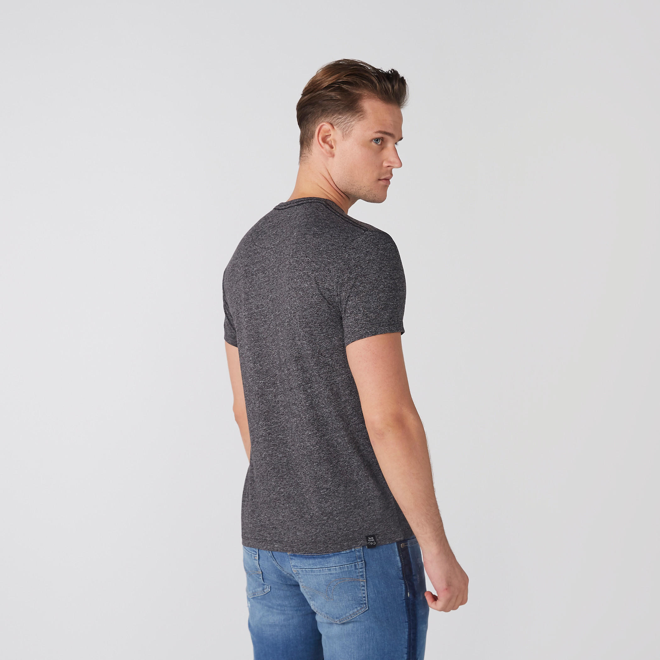 تيشيرت بطبعات وياقة ضيقة وأكمام طويلة-men-clothing-tshirtsandpolos-tshirts-image-4