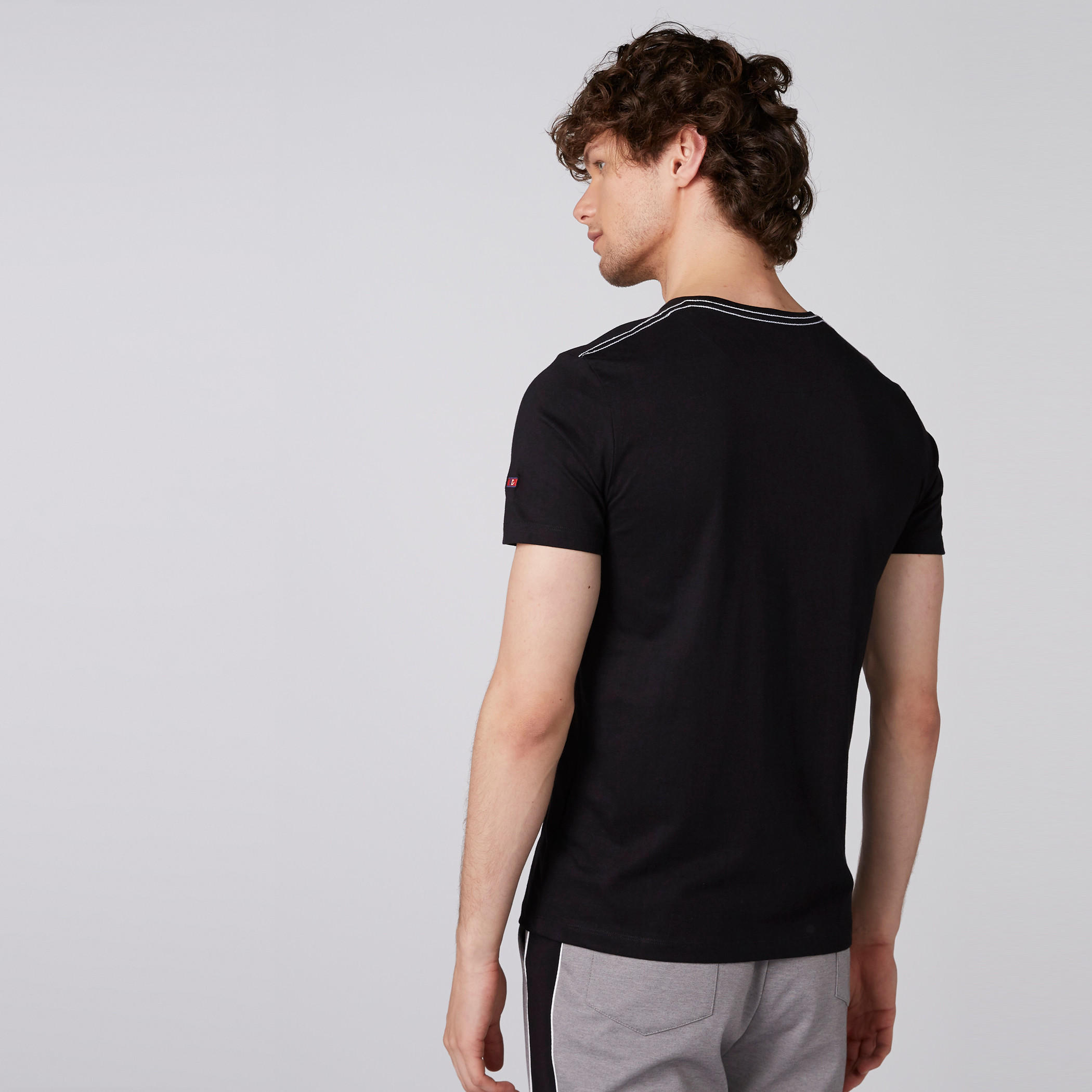 تيشيرت بطبعات وياقة ضيقة وأكمام قصيرة من بيينج هيومان-men-clothing-tshirtsandpolos-tshirts-image-2