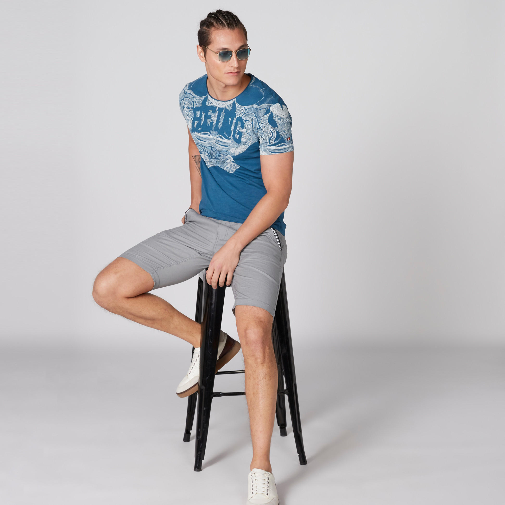 تيشيرت بياقة ضيّقة وأكمام قصيرة وطبعات بيينج هيومان-men-clothing-tshirtsandpolos-tshirts-image-1