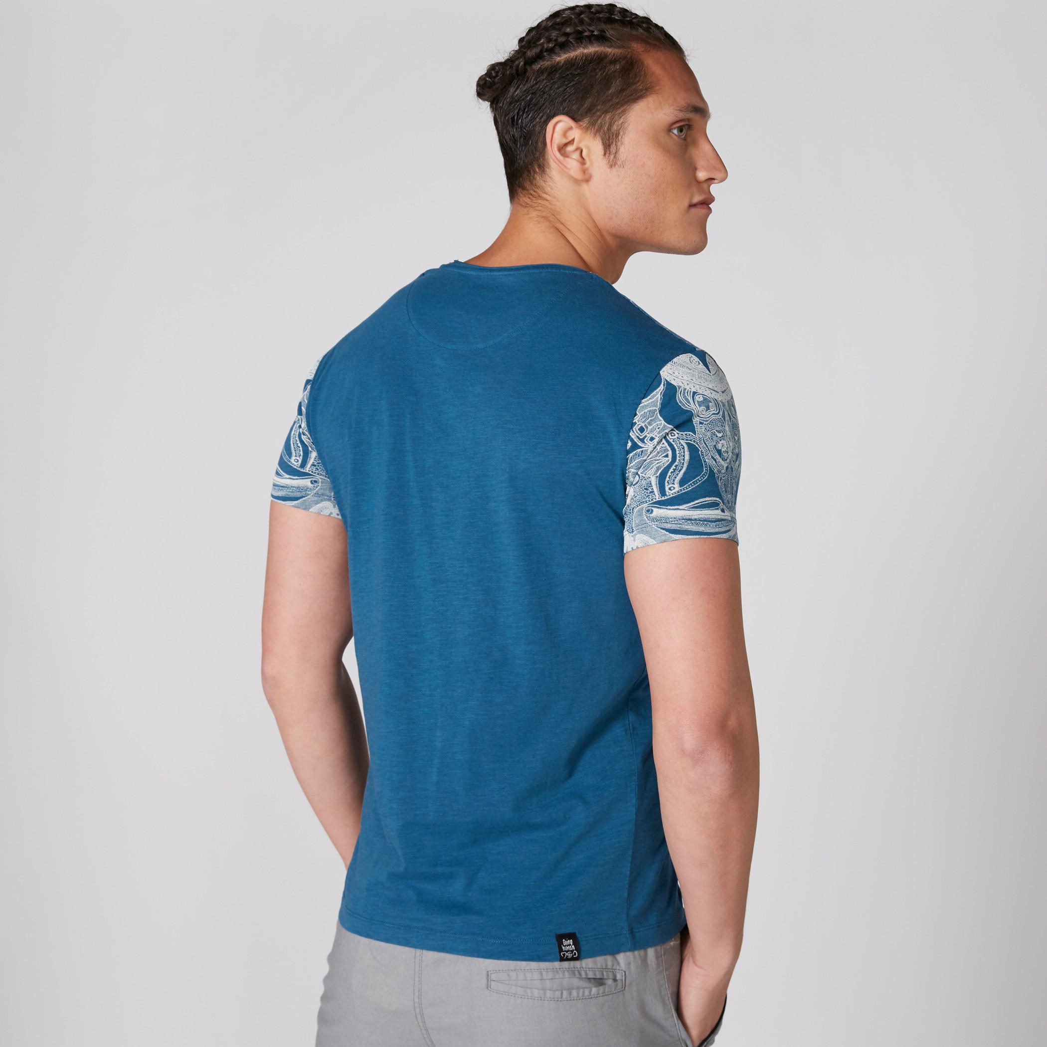 تيشيرت بياقة ضيّقة وأكمام قصيرة وطبعات بيينج هيومان-men-clothing-tshirtsandpolos-tshirts-image-2