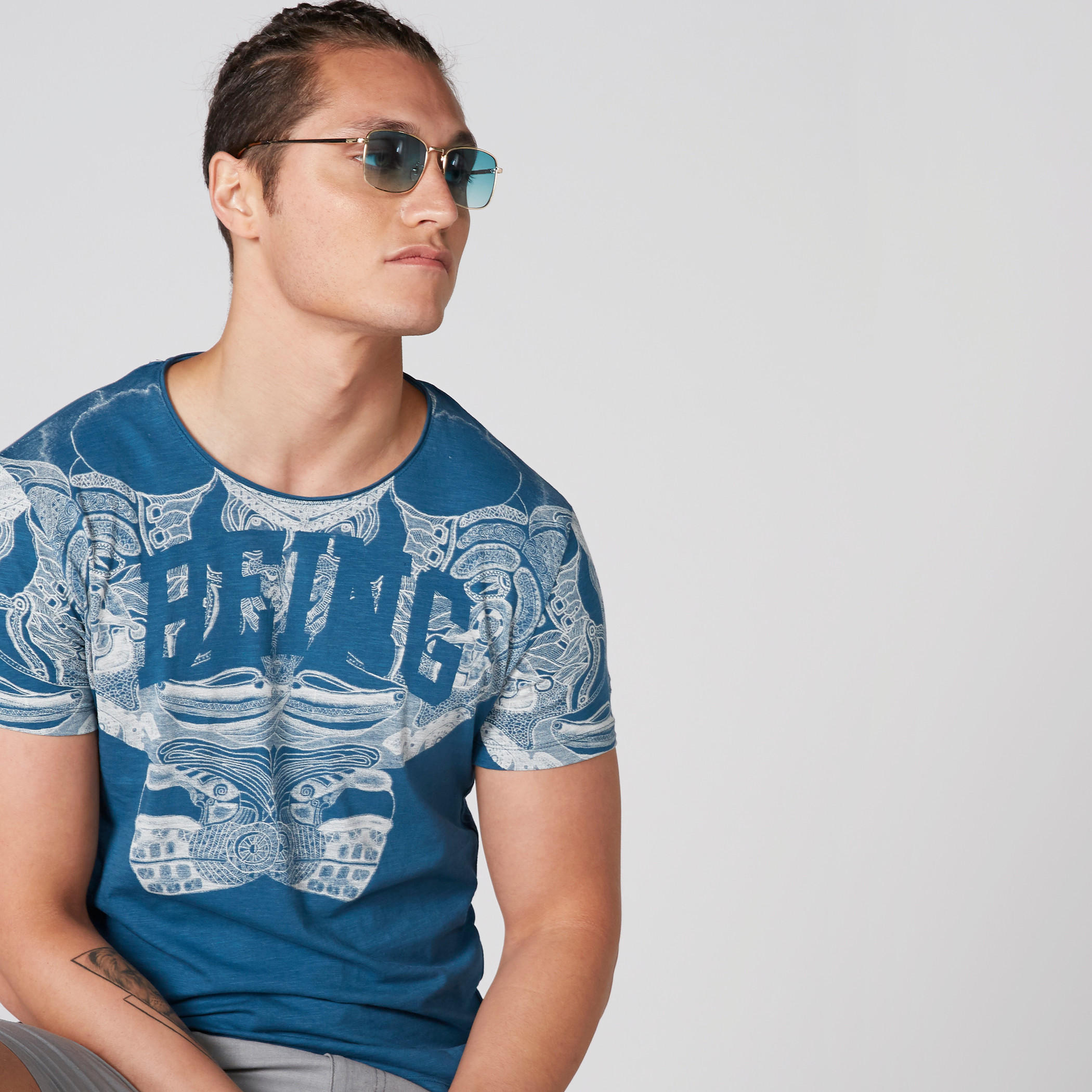 تيشيرت بياقة ضيّقة وأكمام قصيرة وطبعات بيينج هيومان-men-clothing-tshirtsandpolos-tshirts-image-3