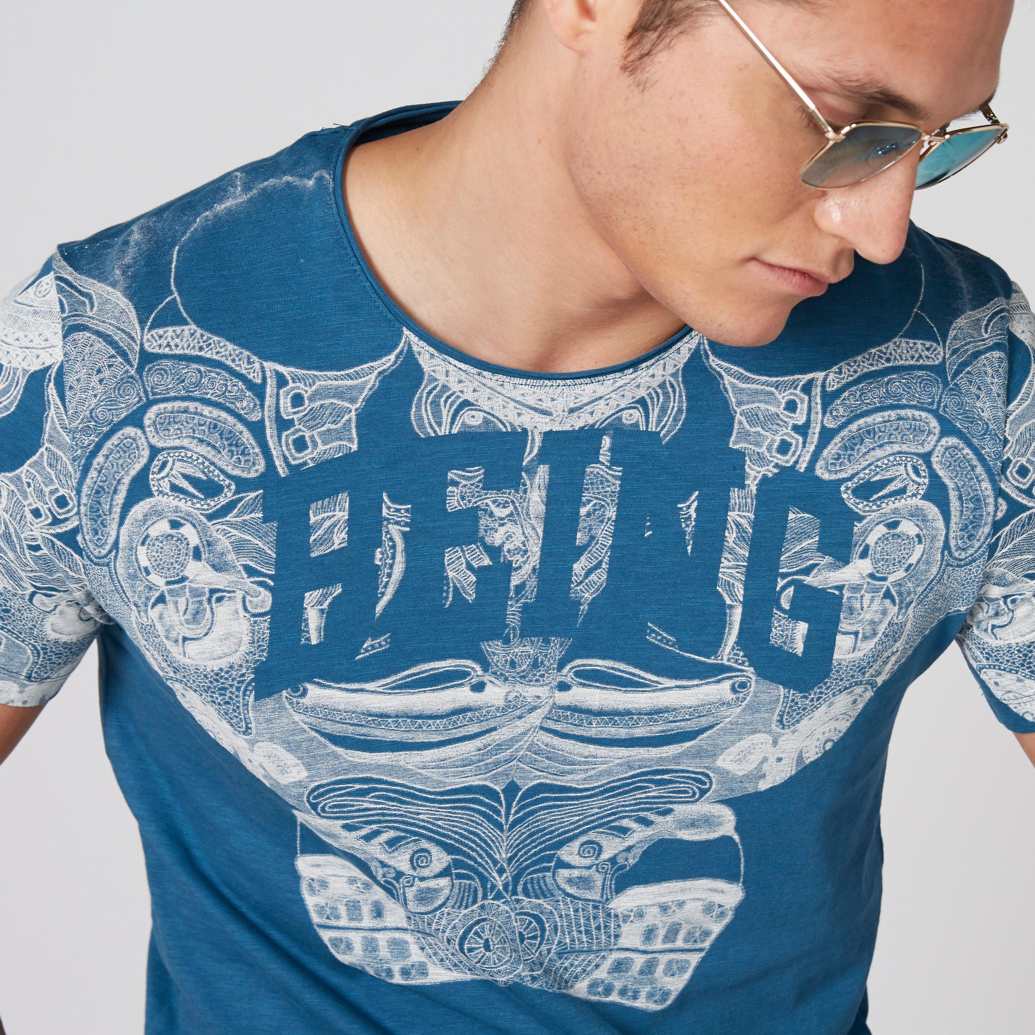 تيشيرت بياقة ضيّقة وأكمام قصيرة وطبعات بيينج هيومان-men-clothing-tshirtsandpolos-tshirts-image-4