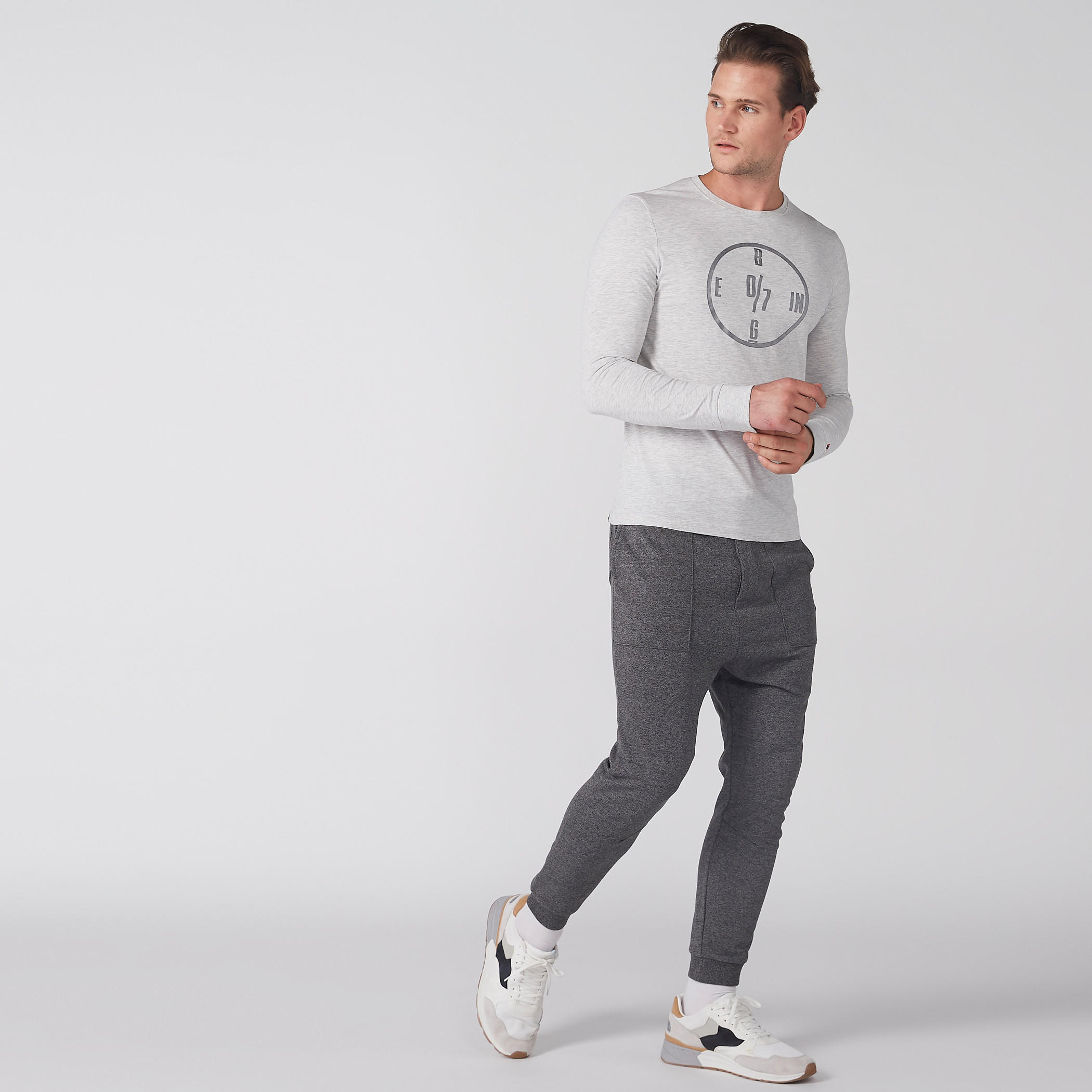 تيشيرت بياقة مستديرة وأكمام طويلة وطبعات بيينج هيومان-men-clothing-tshirtsandpolos-tshirts-image-1