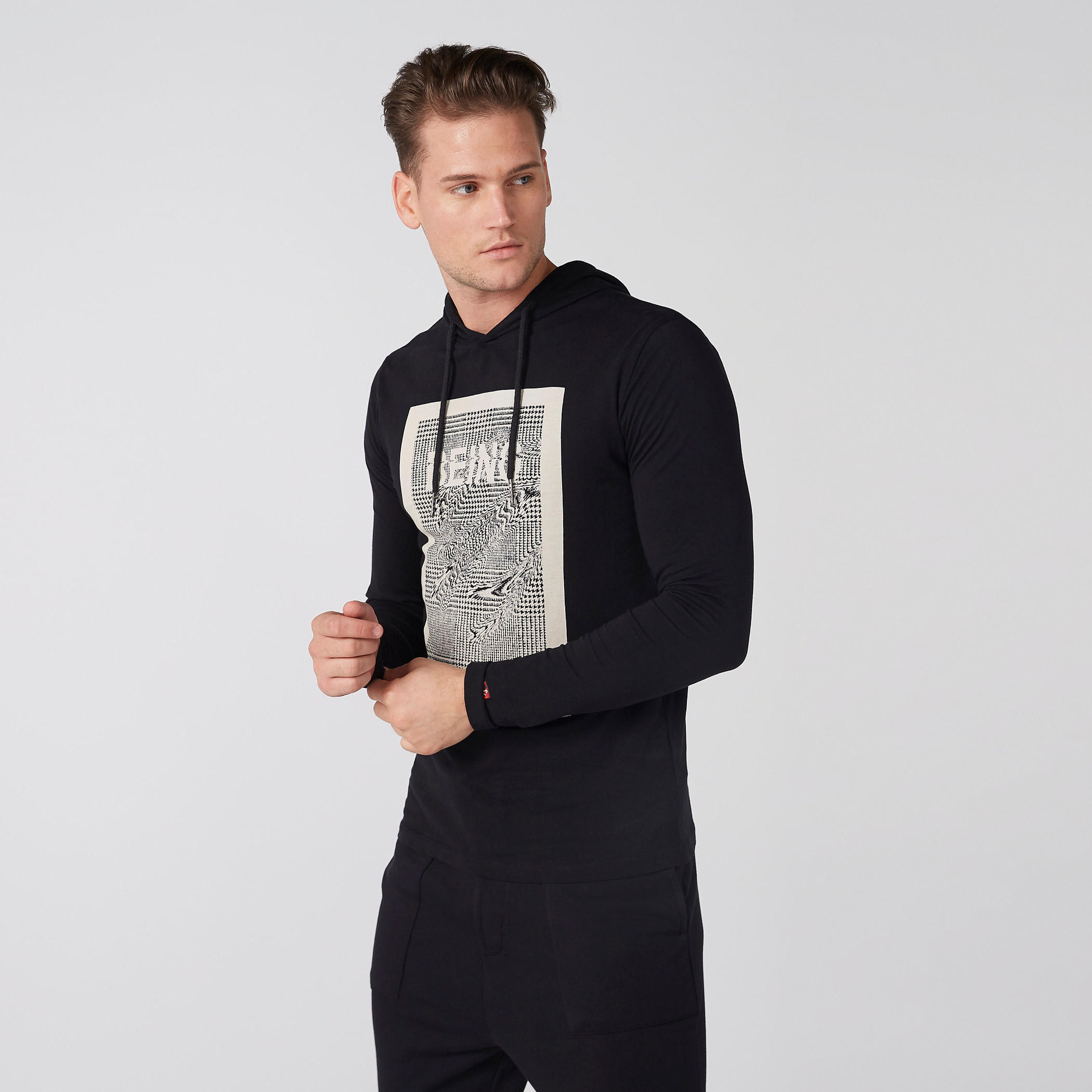 تيشيرت بطبعات وأكمام قصيرة وقبعة-men-clothing-tshirtsandpolos-tshirts-image-2