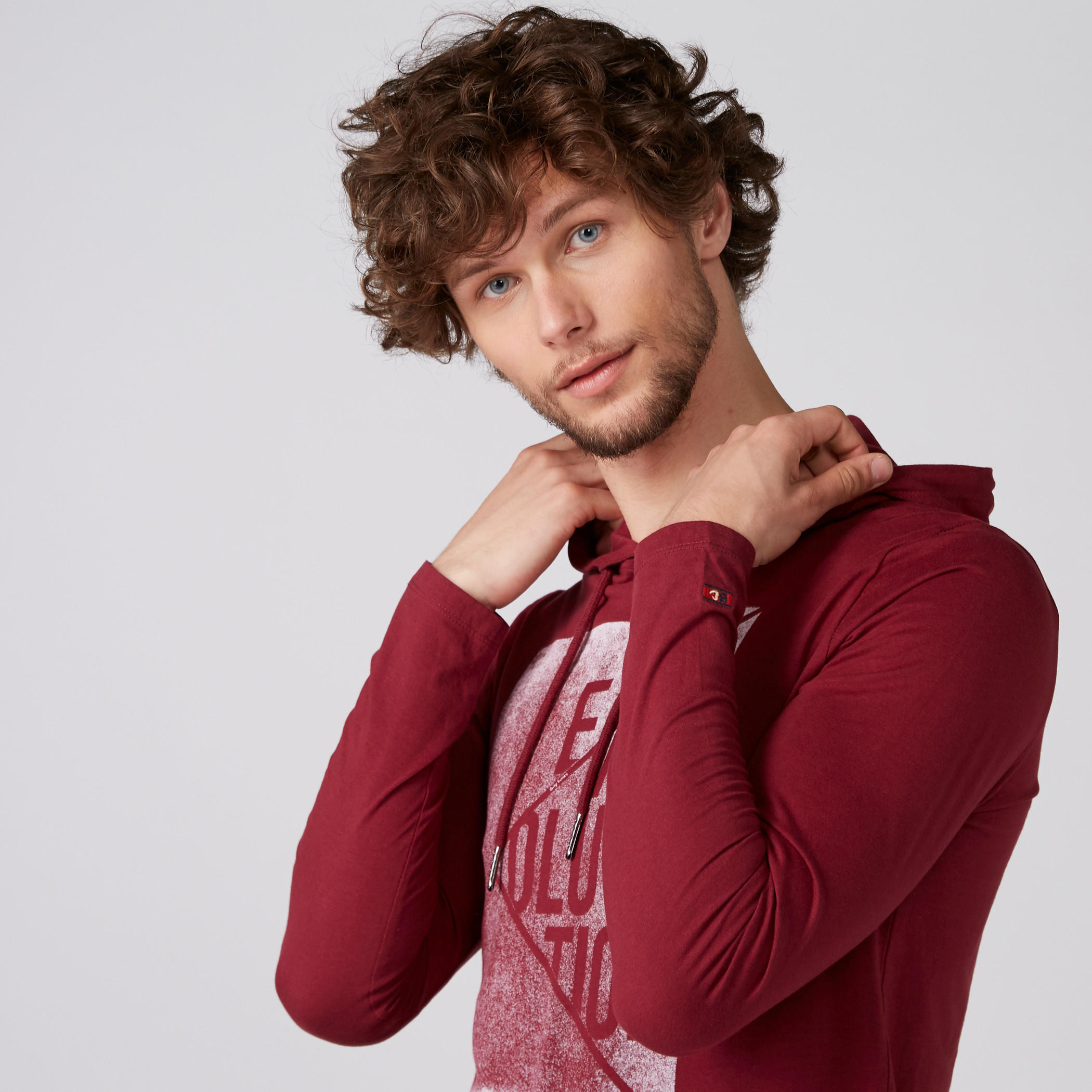 تيشيرت بأكمام طويلة وقبعة وطبعات بيينج هيومان-men-clothing-tshirtsandpolos-tshirts-image-1