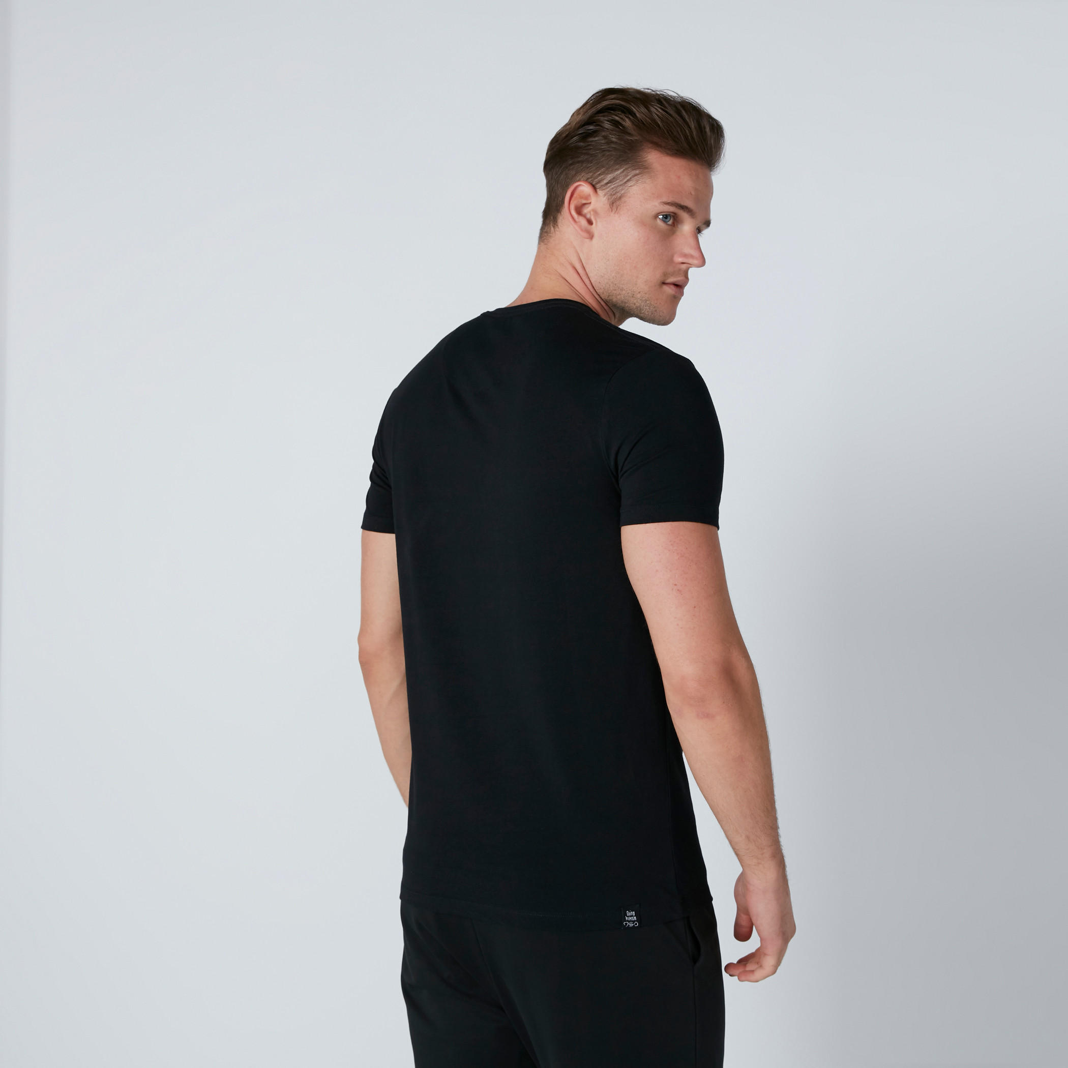 تيشيرت بياقة V وأكمام قصيرة من بيينج هيومان-men-clothing-tshirtsandpolos-tshirts-image-2