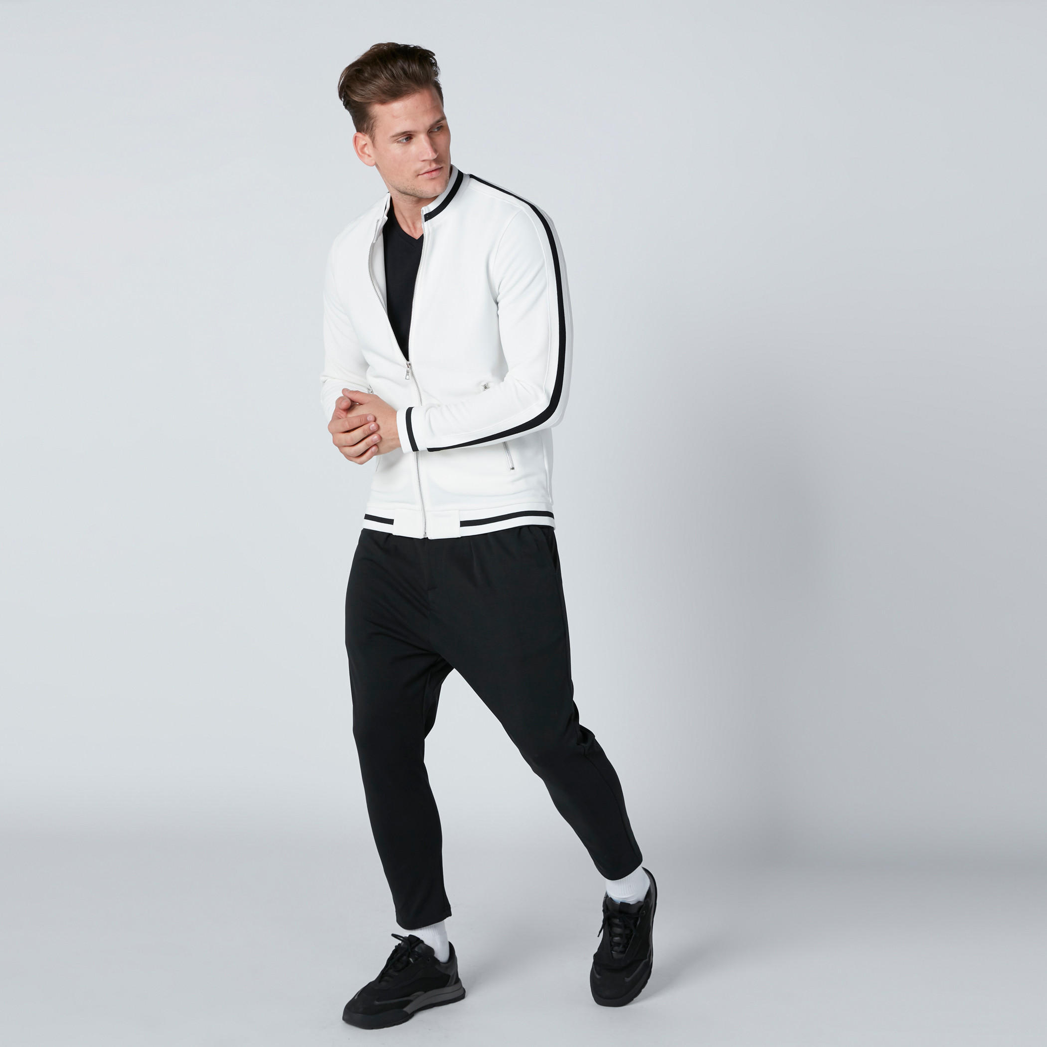 تيشيرت بياقة V وأكمام قصيرة من بيينج هيومان-men-clothing-tshirtsandpolos-tshirts-image-3