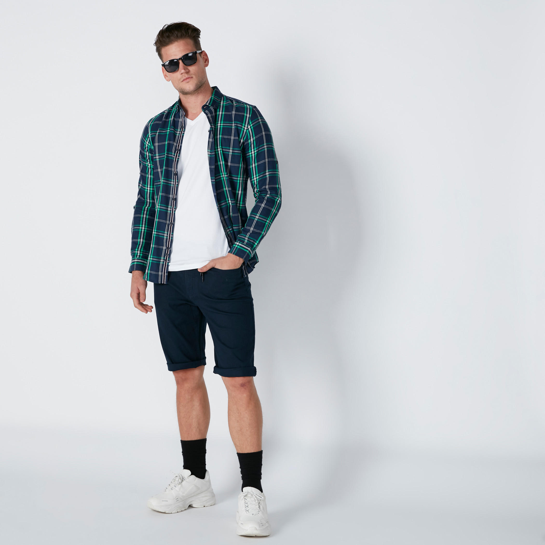 تيشيرت بياقة V وأكمام قصيرة من بيينج هيومان-men-clothing-tshirtsandpolos-tshirts-image-2