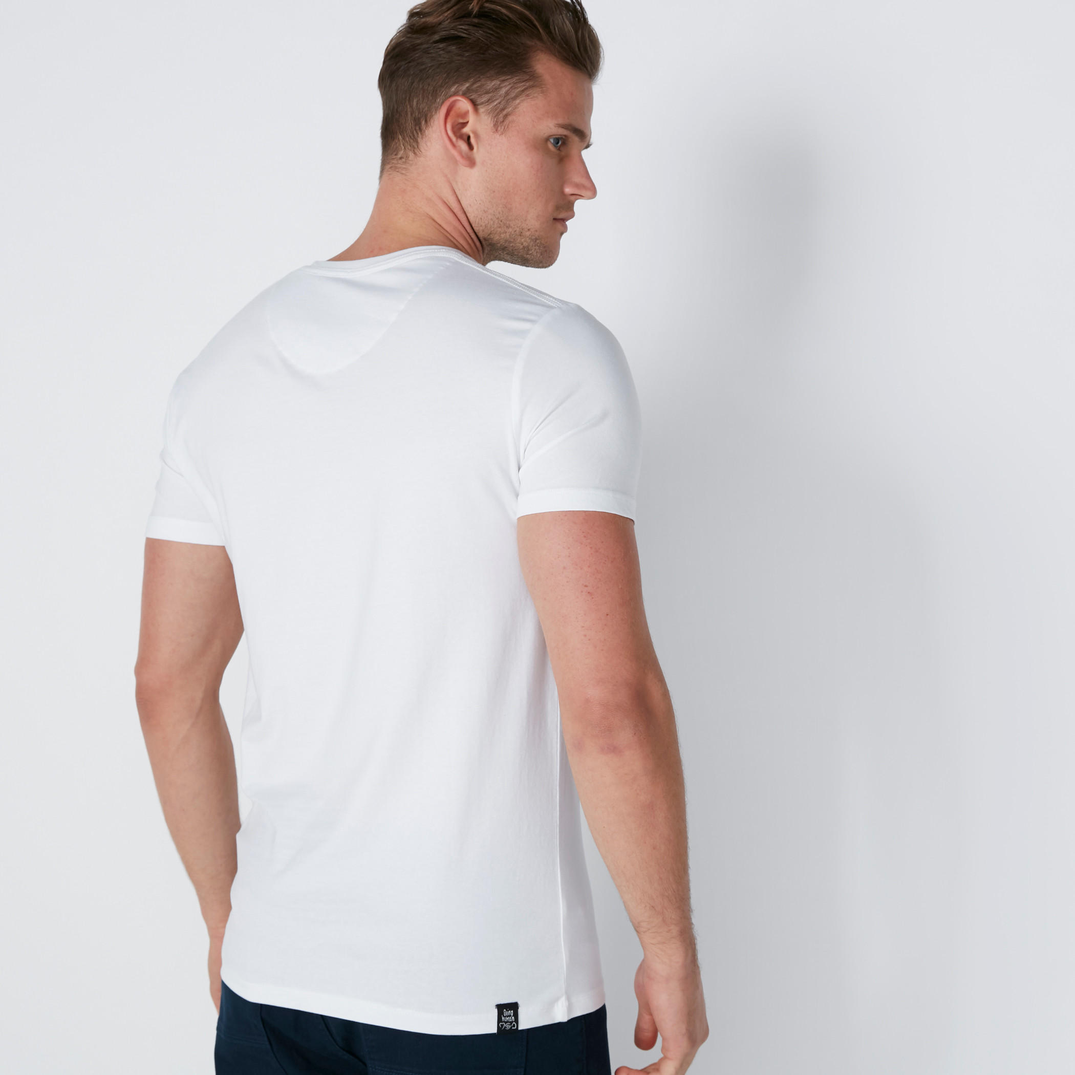تيشيرت بياقة V وأكمام قصيرة من بيينج هيومان-men-clothing-tshirtsandpolos-tshirts-image-3