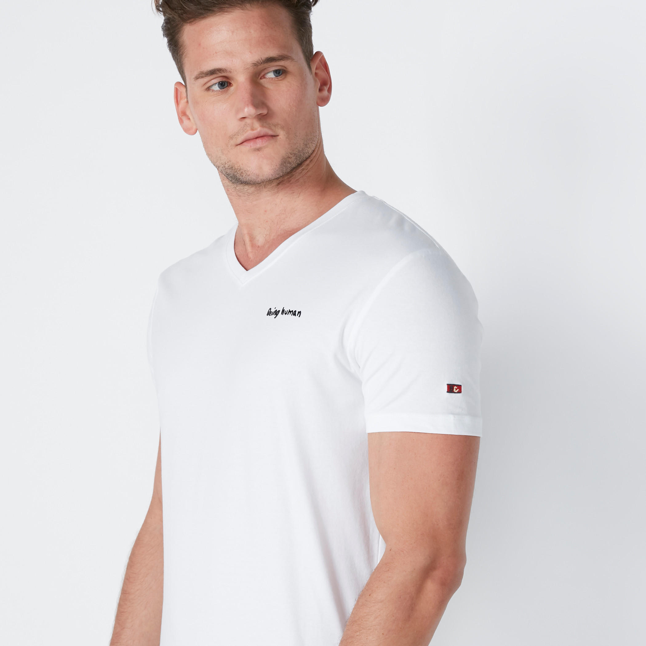 تيشيرت بياقة V وأكمام قصيرة من بيينج هيومان-men-clothing-tshirtsandpolos-tshirts-image-4