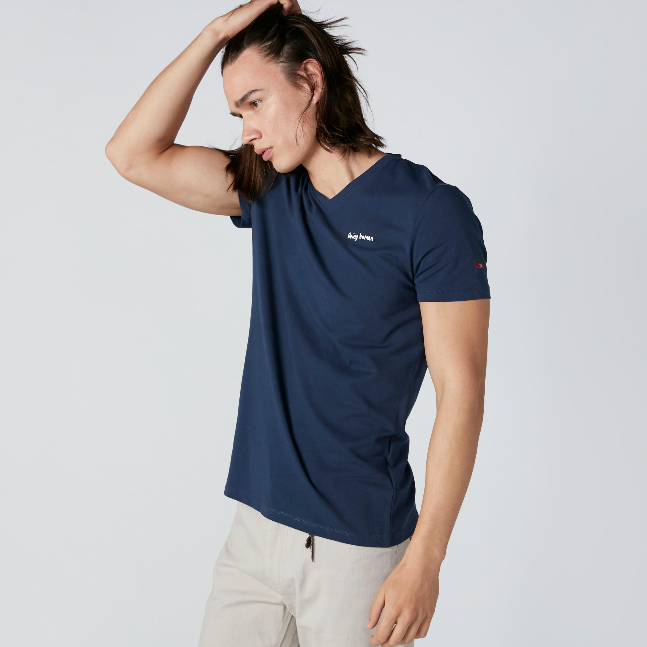 تيشيرت بياقة V وأكمام قصيرة من بيينج هيومان-men-clothing-tshirtsandpolos-tshirts-image-1