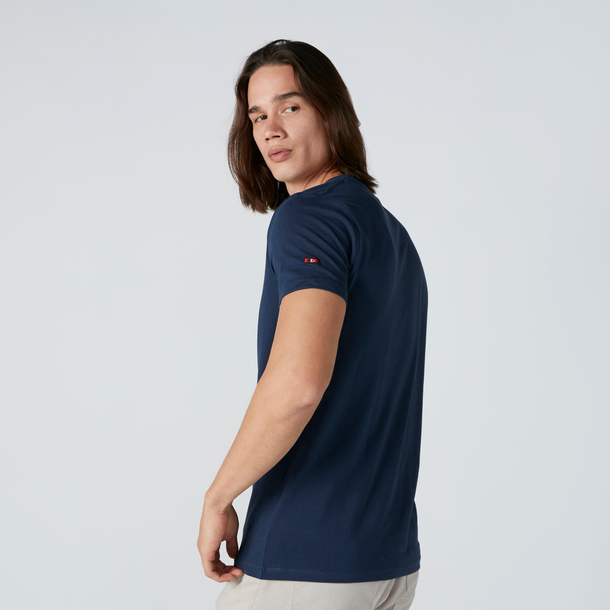 تيشيرت بياقة V وأكمام قصيرة من بيينج هيومان-men-clothing-tshirtsandpolos-tshirts-image-2