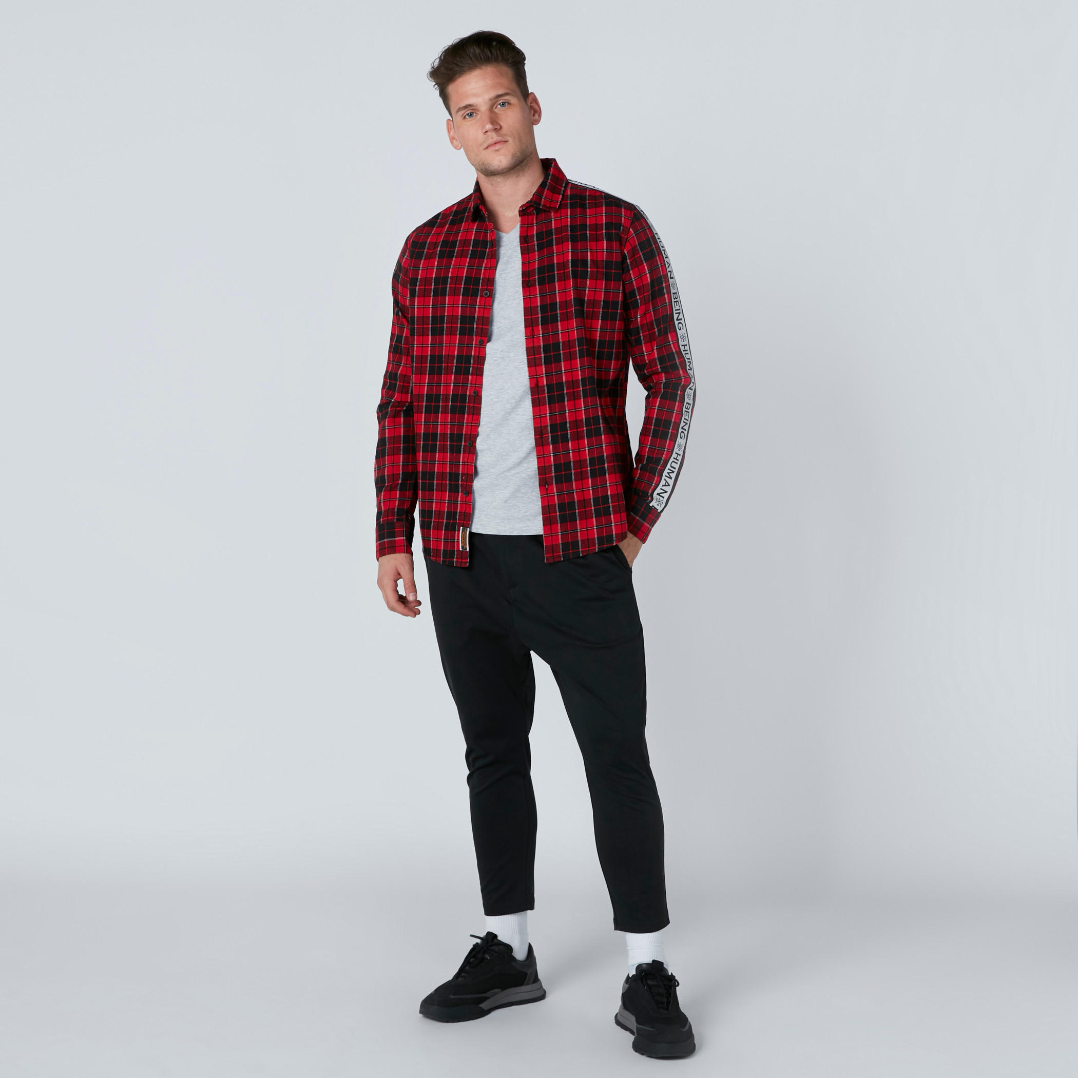 تيشيرت بياقة V وأكمام قصيرة من بيينج هيومان-men-clothing-tshirtsandpolos-tshirts-image-3