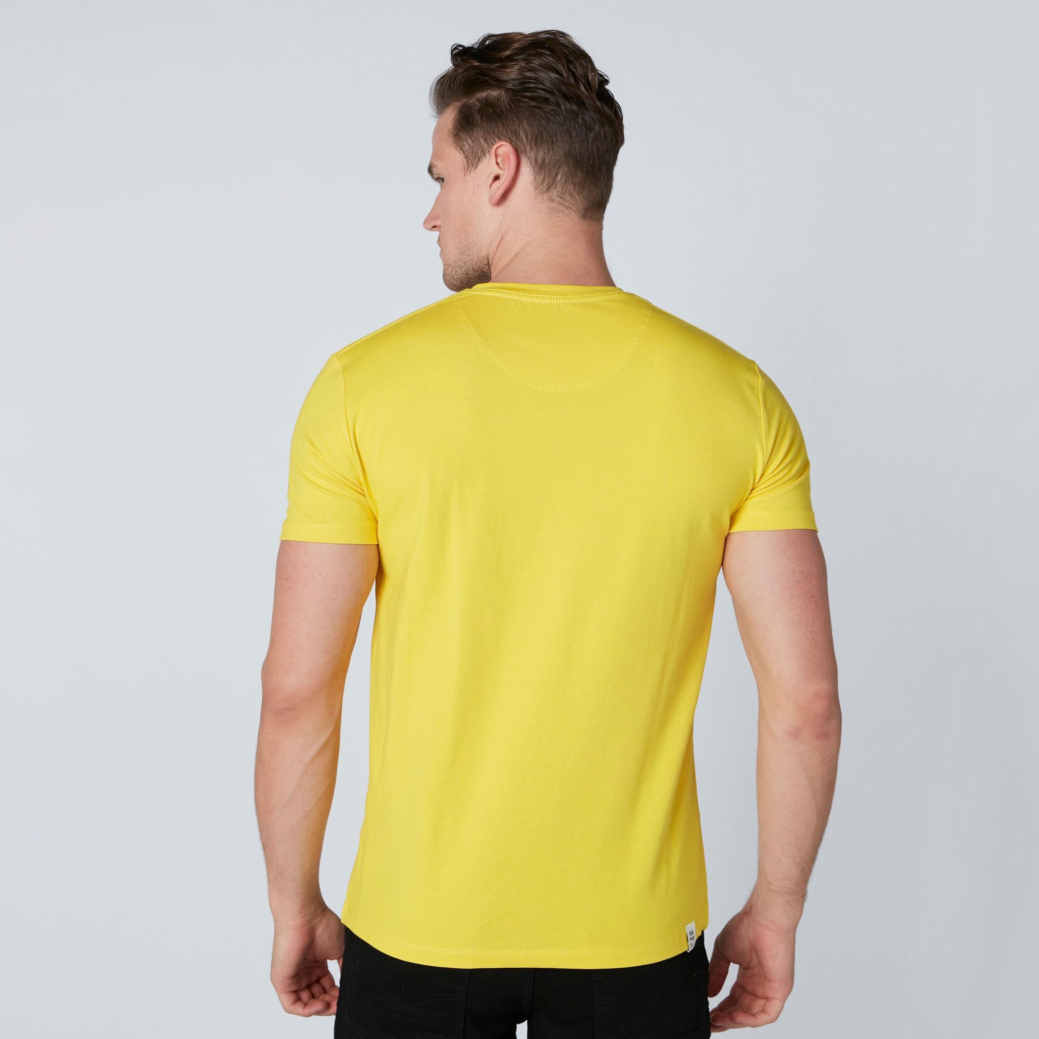 تيشيرت بياقة V وأكمام قصيرة من بيينج هيومان-men-clothing-tshirtsandpolos-tshirts-image-2