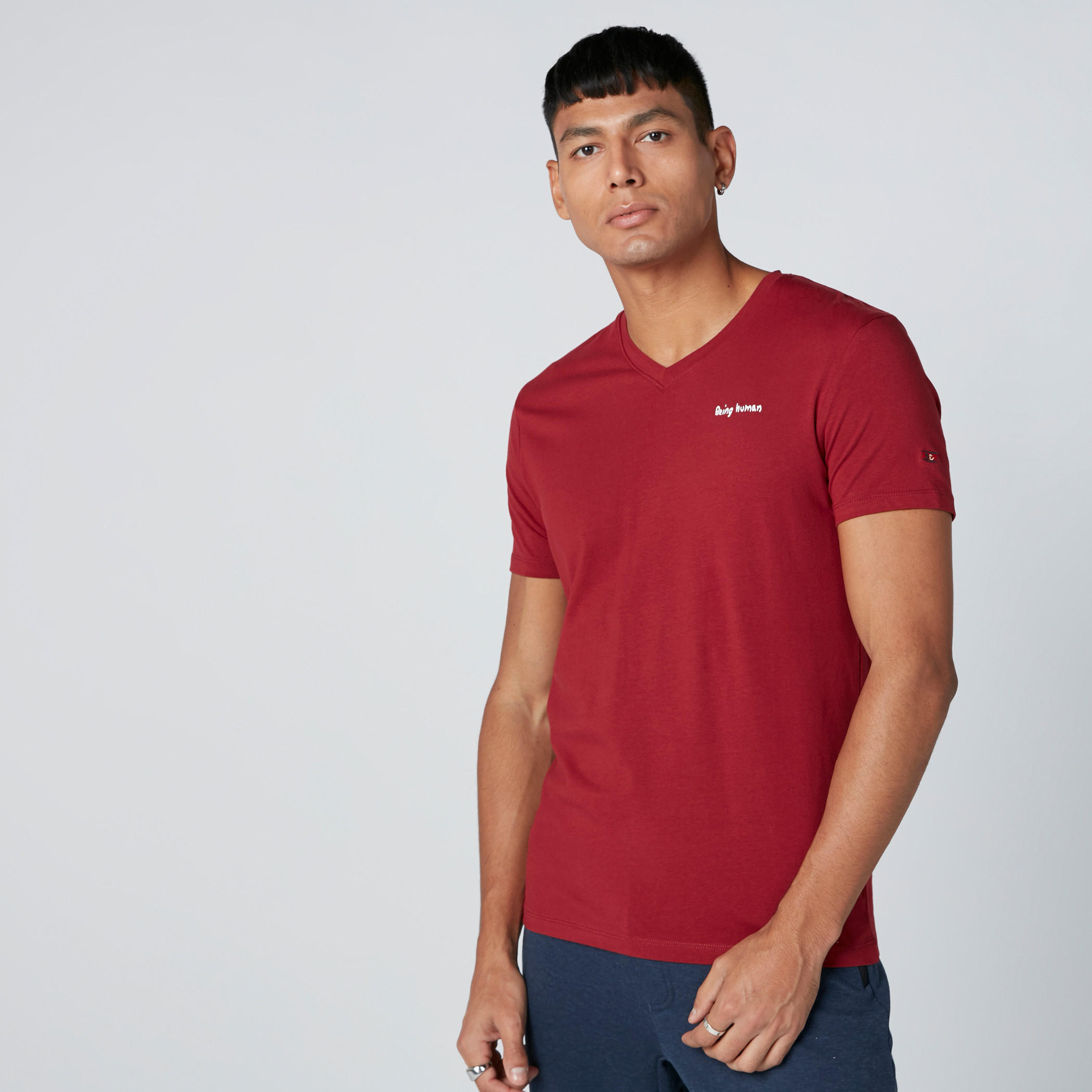تيشيرت بياقة V وأكمام قصيرة من بيينج هيومان-men-clothing-tshirtsandpolos-tshirts-image-1