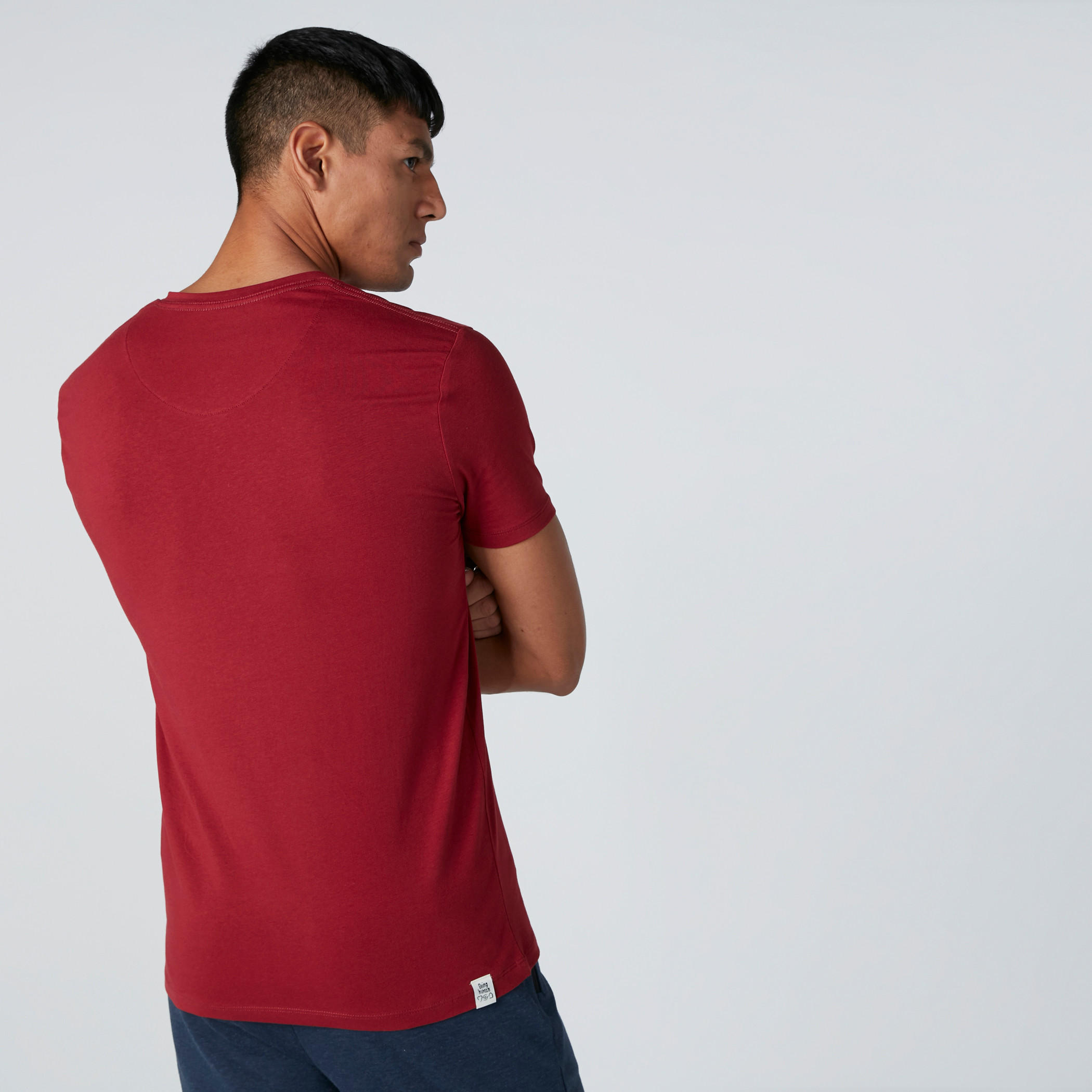 تيشيرت بياقة V وأكمام قصيرة من بيينج هيومان-men-clothing-tshirtsandpolos-tshirts-image-2