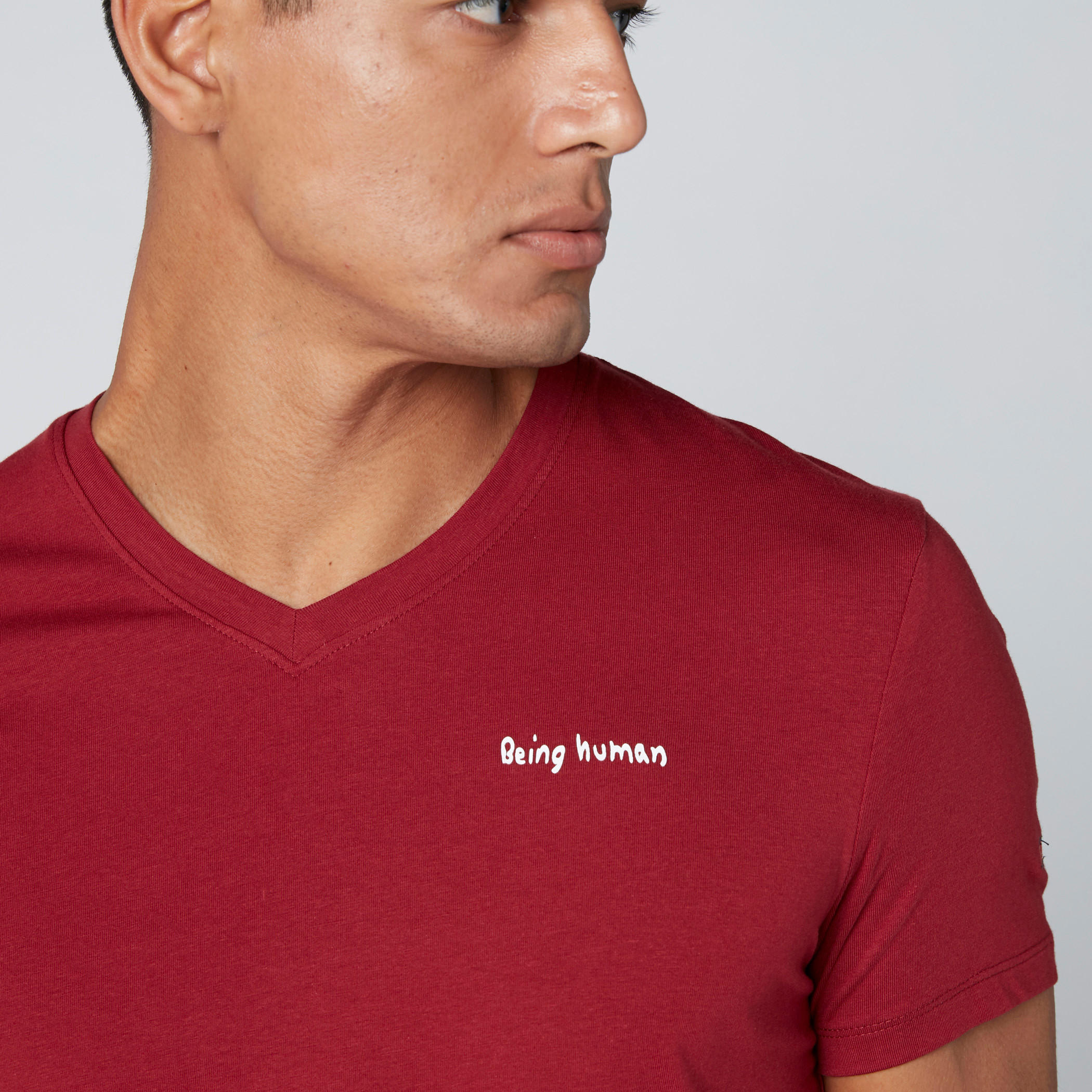 تيشيرت بياقة V وأكمام قصيرة من بيينج هيومان-men-clothing-tshirtsandpolos-tshirts-image-4