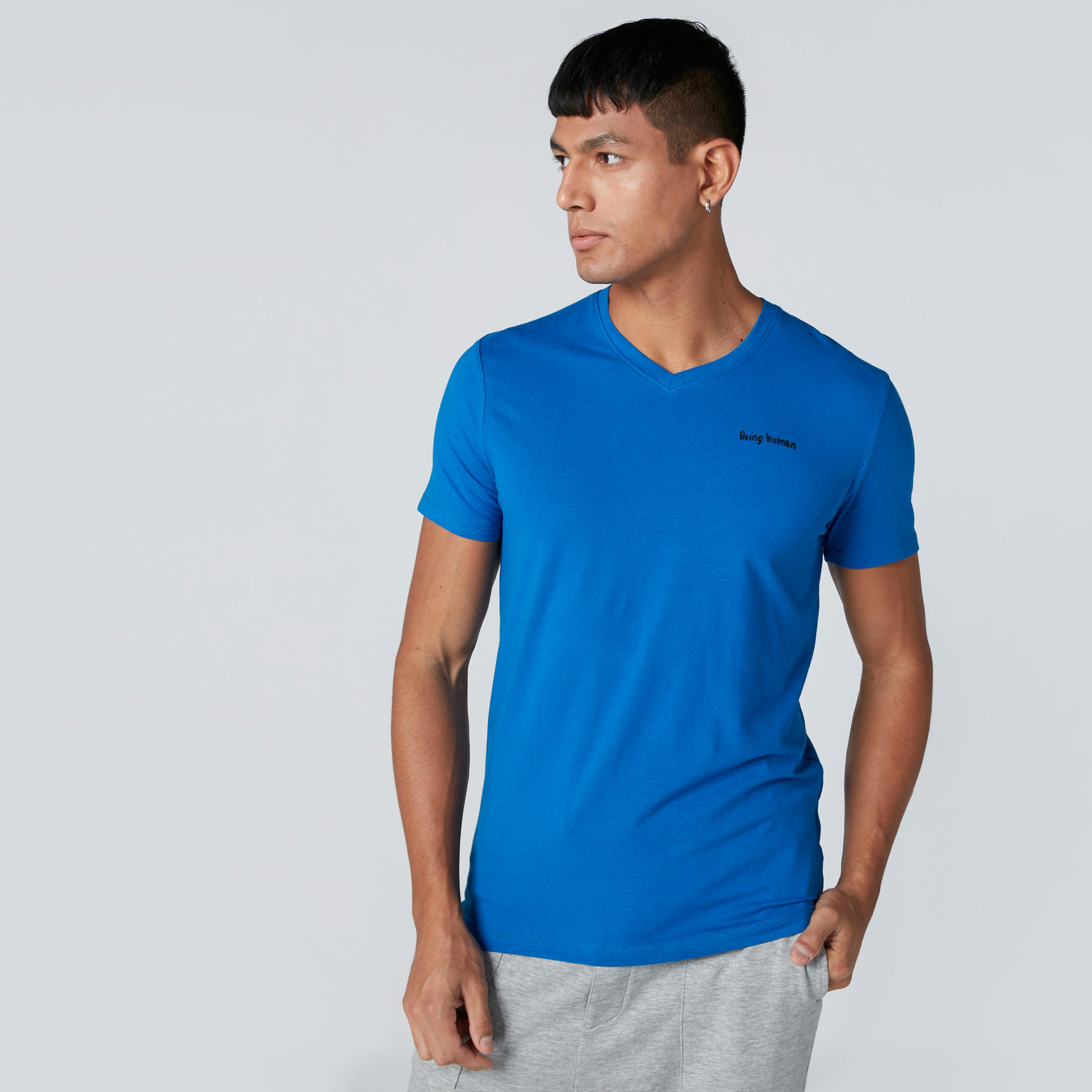 تيشيرت بياقة V وأكمام قصيرة من بيينج هيومان-men-clothing-tshirtsandpolos-tshirts-image-1