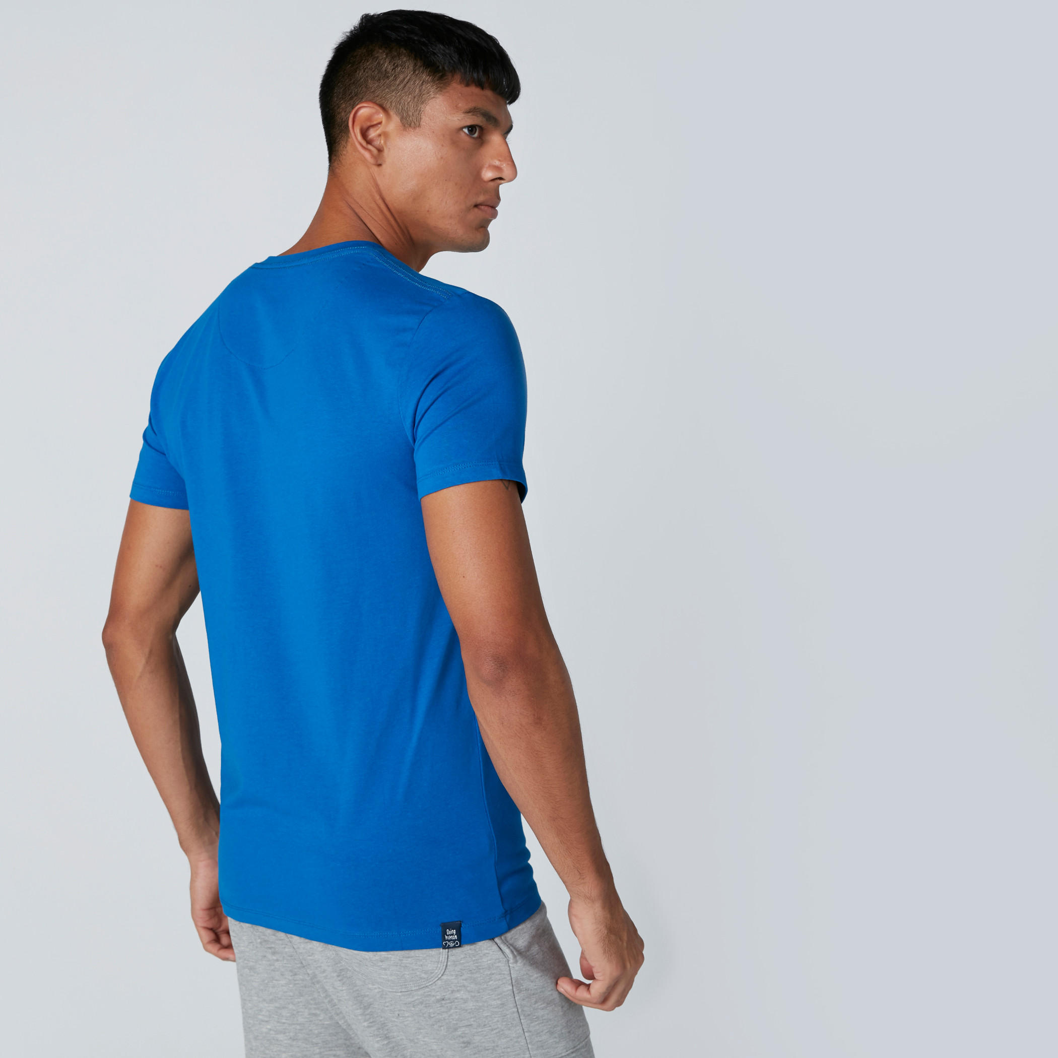 تيشيرت بياقة V وأكمام قصيرة من بيينج هيومان-men-clothing-tshirtsandpolos-tshirts-image-2