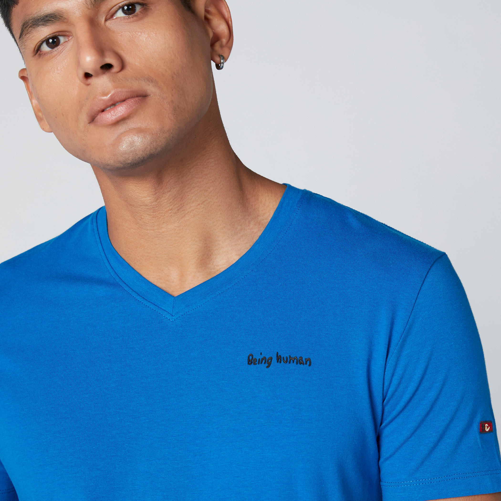 تيشيرت بياقة V وأكمام قصيرة من بيينج هيومان-men-clothing-tshirtsandpolos-tshirts-image-4