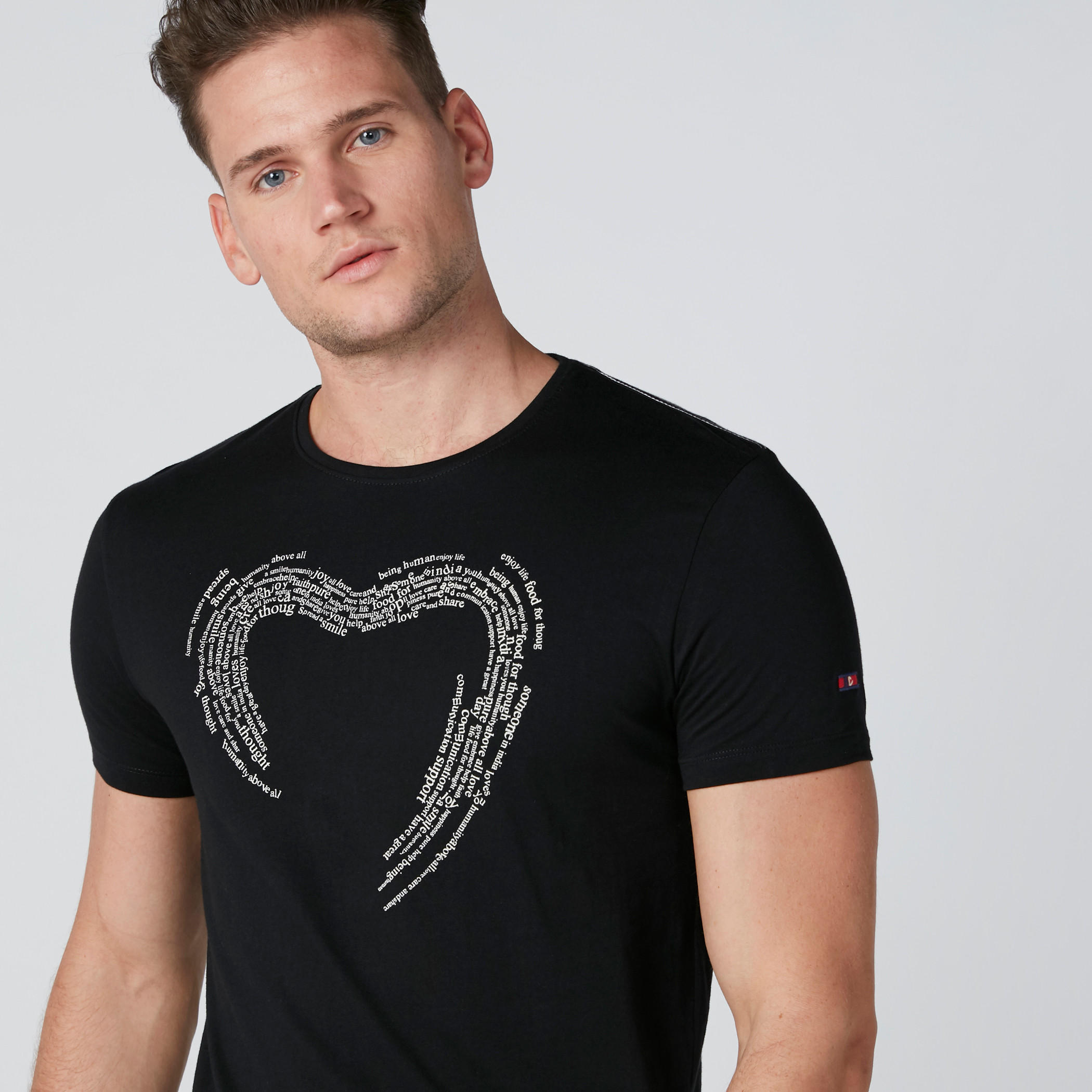 تيشيرت بياقة ضيّقة وطبعات بيينج هيومان-men-clothing-tshirtsandpolos-tshirts-image-1