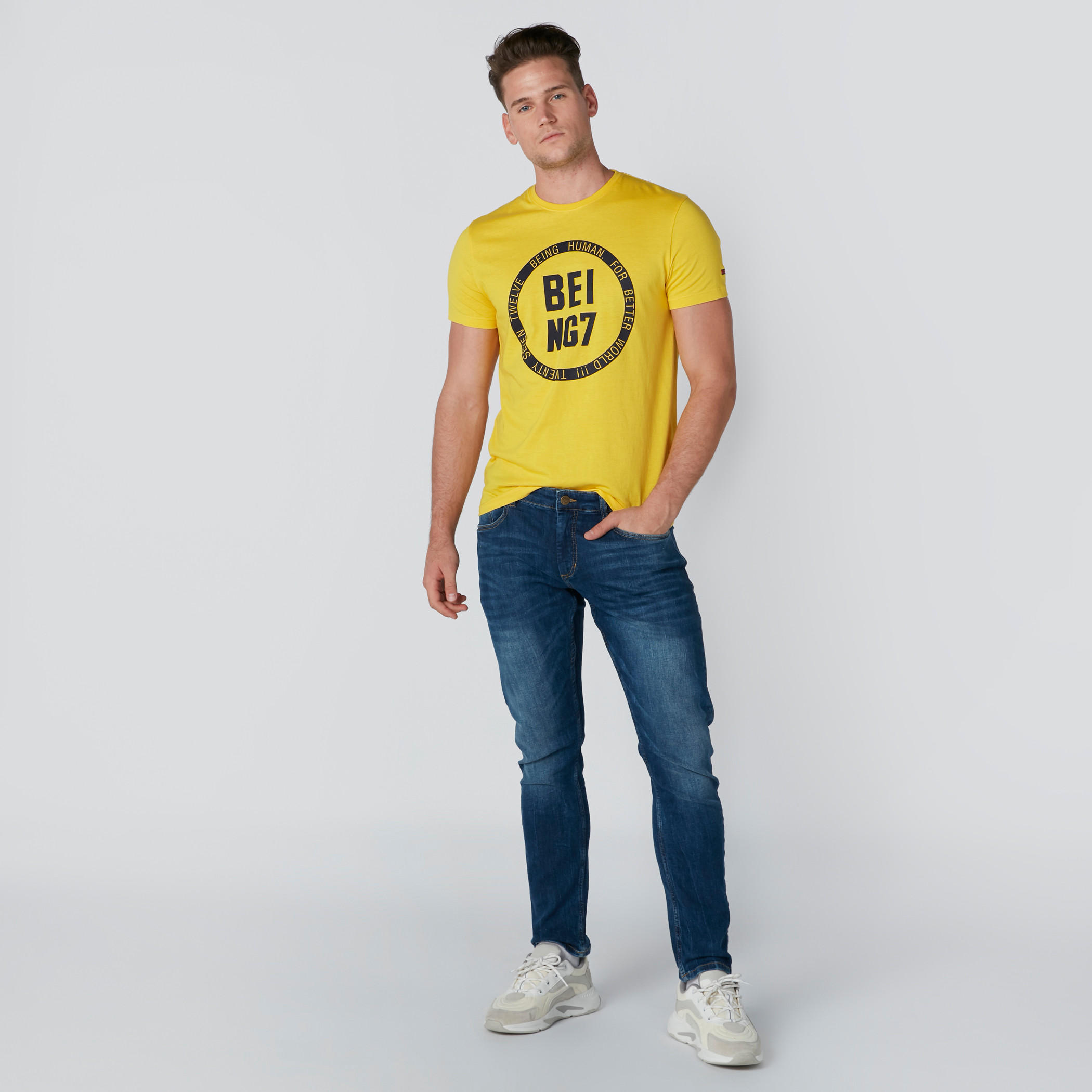 تيشيرت بطبعات وياقة ضيقة وأكمام قصيرة من بيينج هيومان-men-clothing-tshirtsandpolos-tshirts-image-2