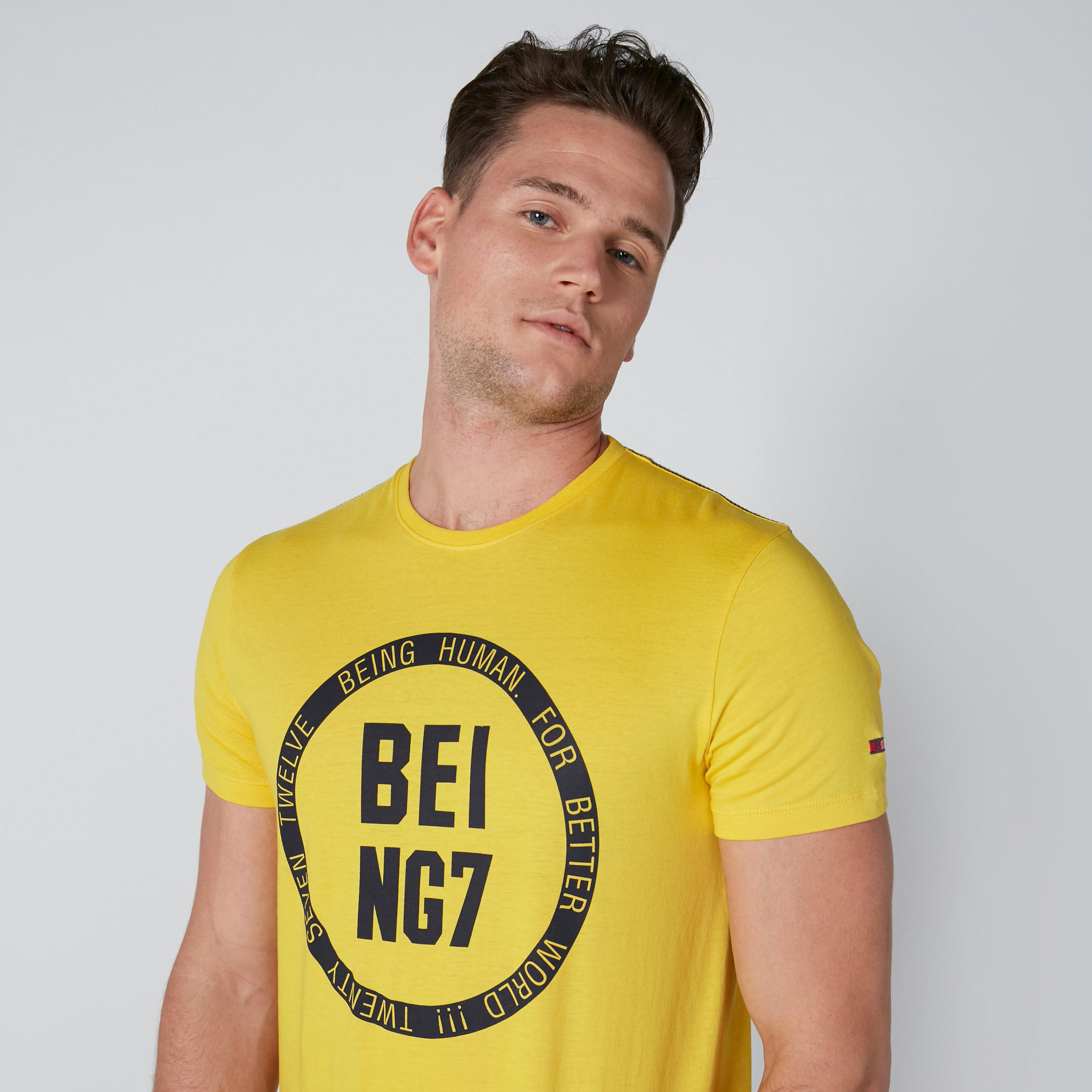 تيشيرت بطبعات وياقة ضيقة وأكمام قصيرة من بيينج هيومان-men-clothing-tshirtsandpolos-tshirts-image-1