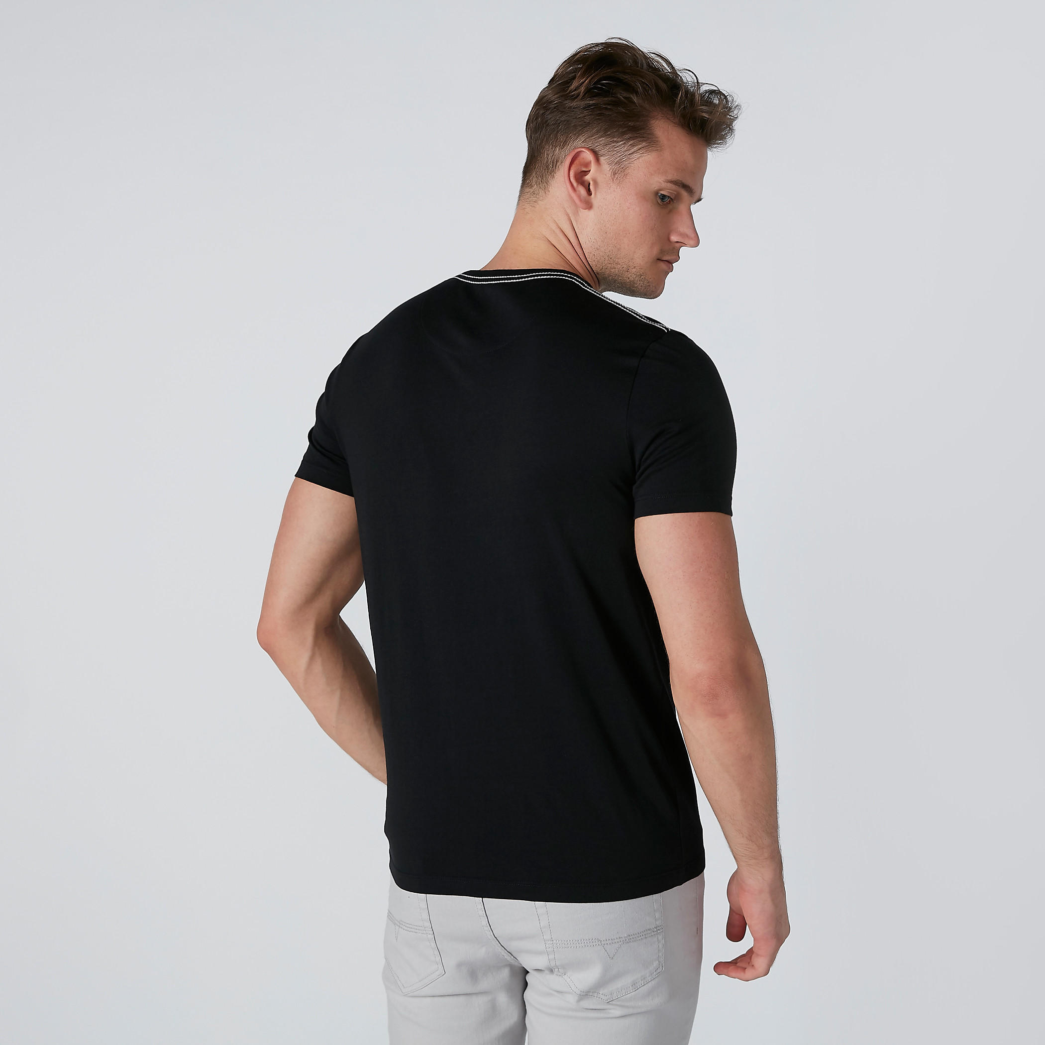 تيشيرت بطبعات بيينج هيومان بياقة ضيقة وقصّة سليم فيت-men-clothing-tshirtsandpolos-tshirts-image-3